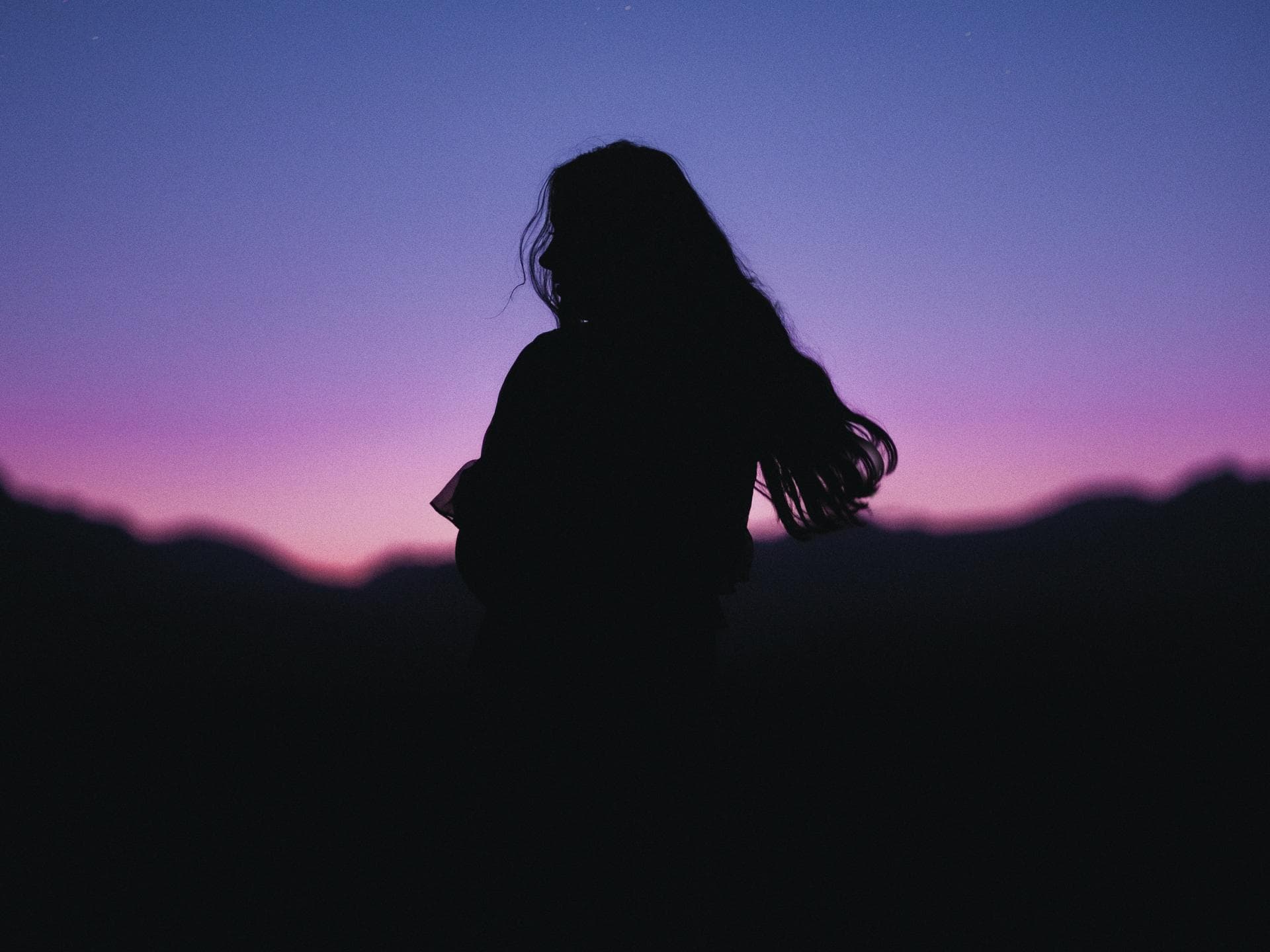 Waage-Neumond am 14. Oktober Silhouette einer Frau mit langen Haaren