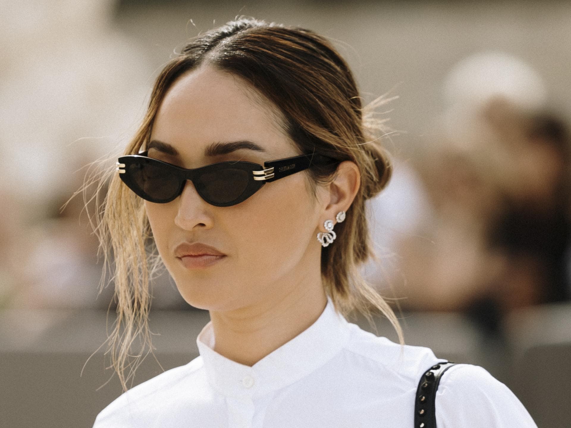 Frau mit Low Bun