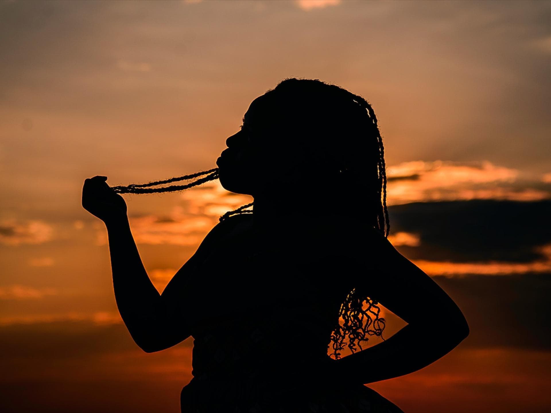 Schwarze Frau in der Nacht