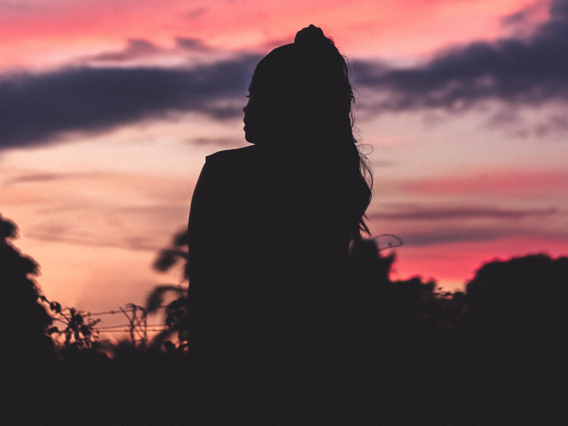 Silhouette einer Frau, die in den Himmel schaut