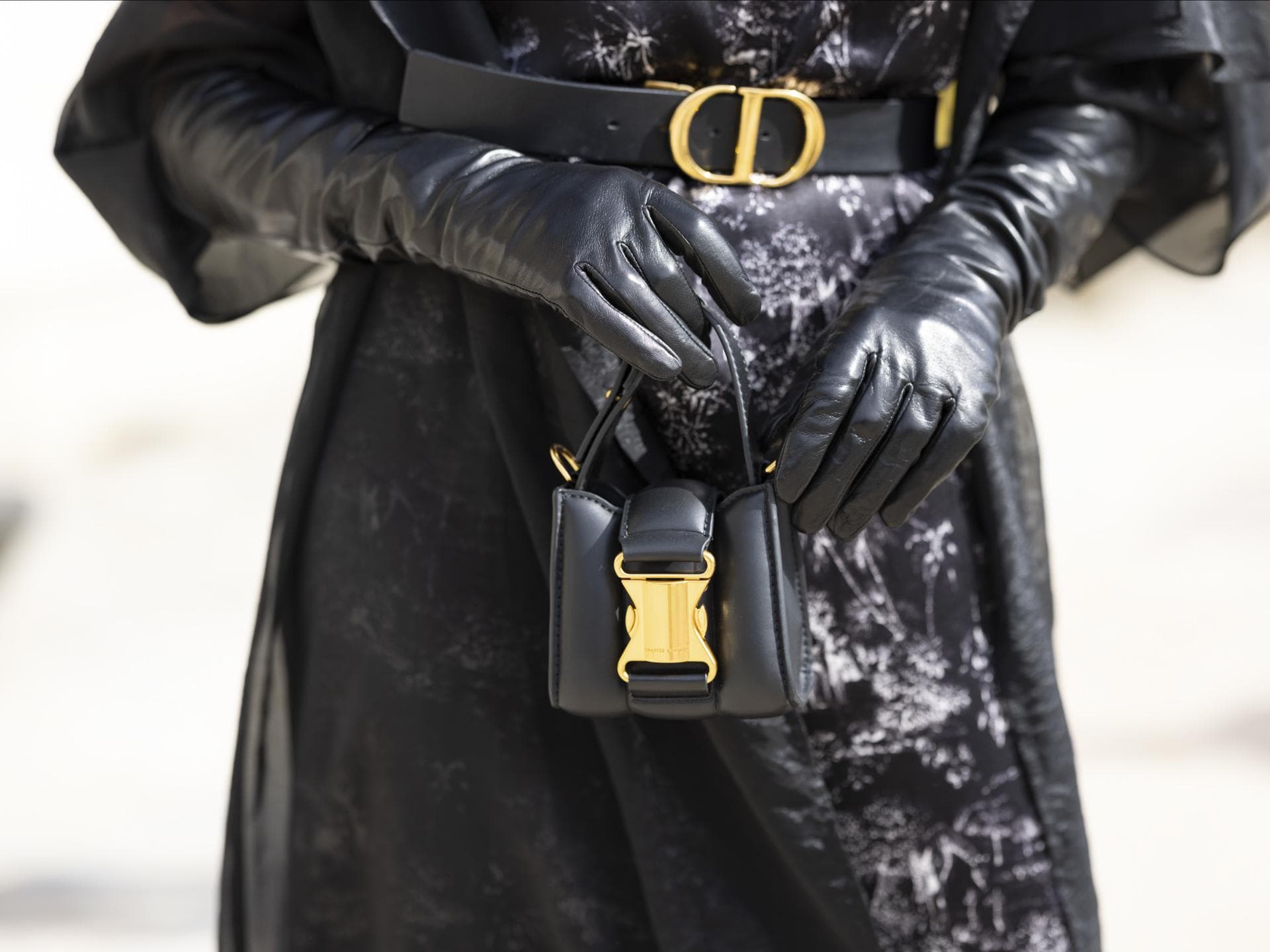 Frau trägt schwarze Lederhandschuhe Streetstyle Fashion Week
