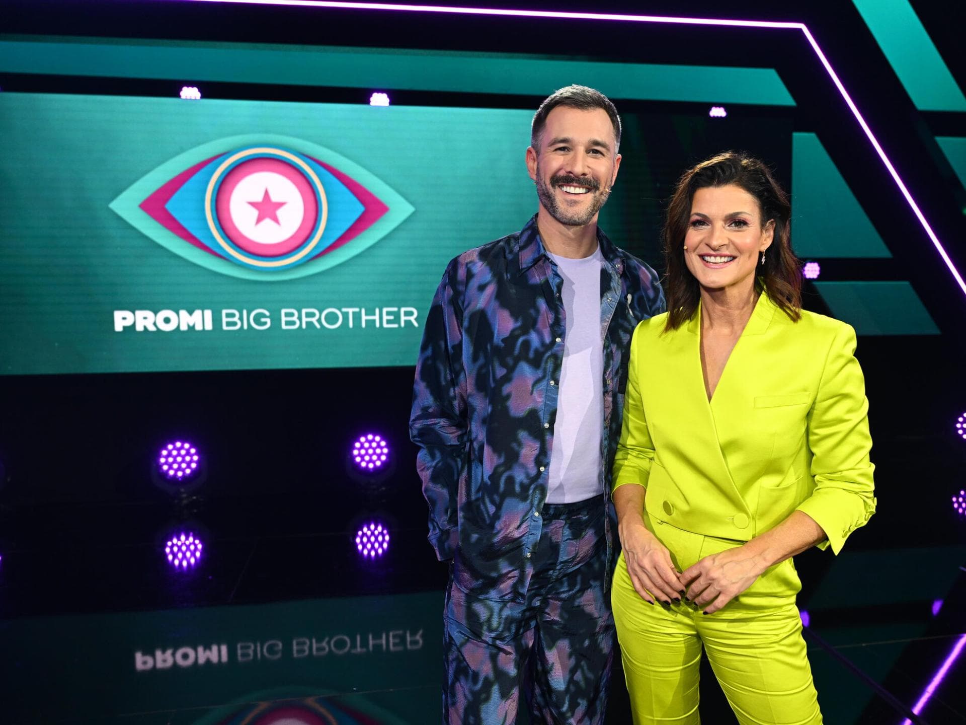 Marlene Lufen und Jochen Schropp stehem im "Promi Big Brother"-Studio