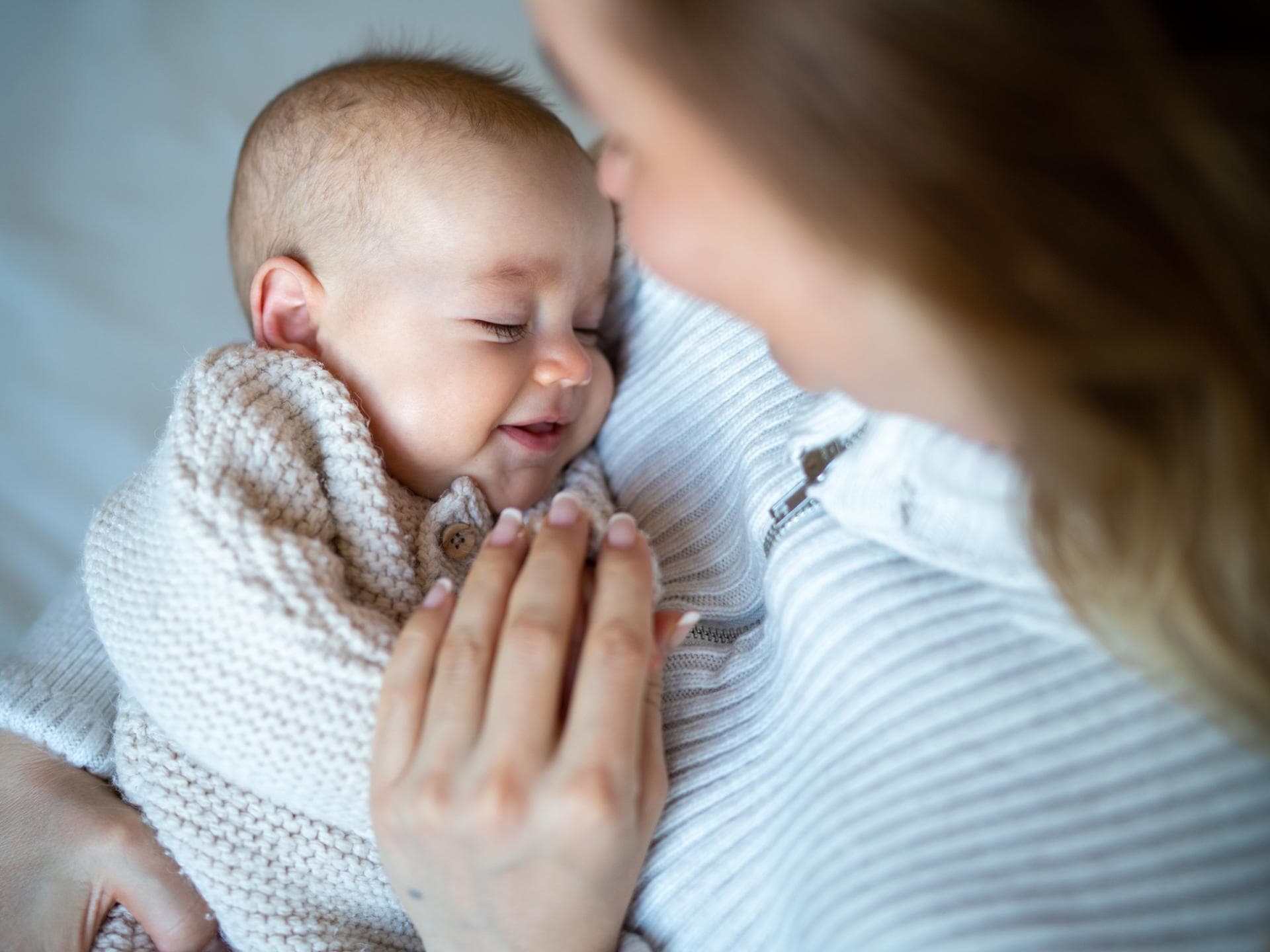 Mutter hält ihr neugeborenes Baby im Arm