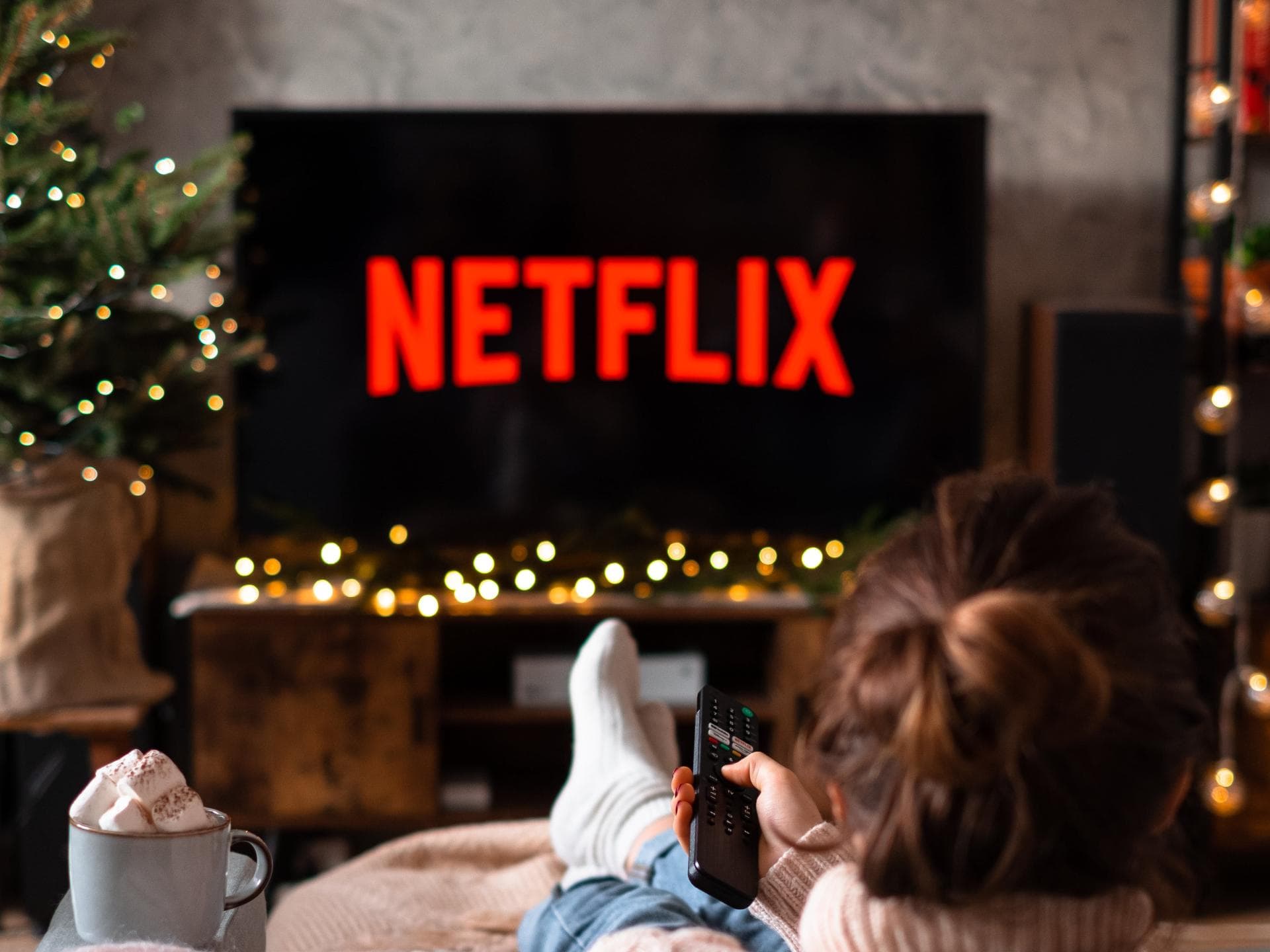 Frau die Netflix schaut