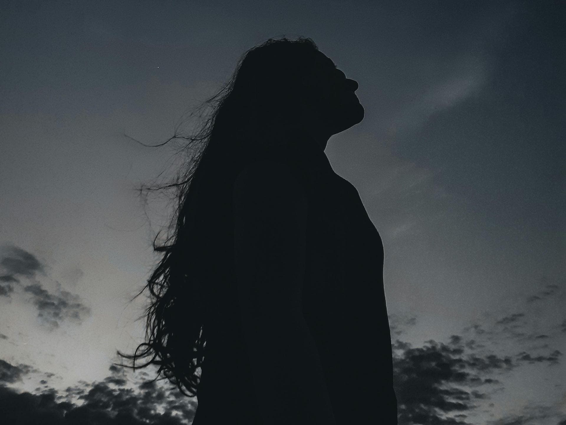 Silhouette einer Frau mit langen Haaren