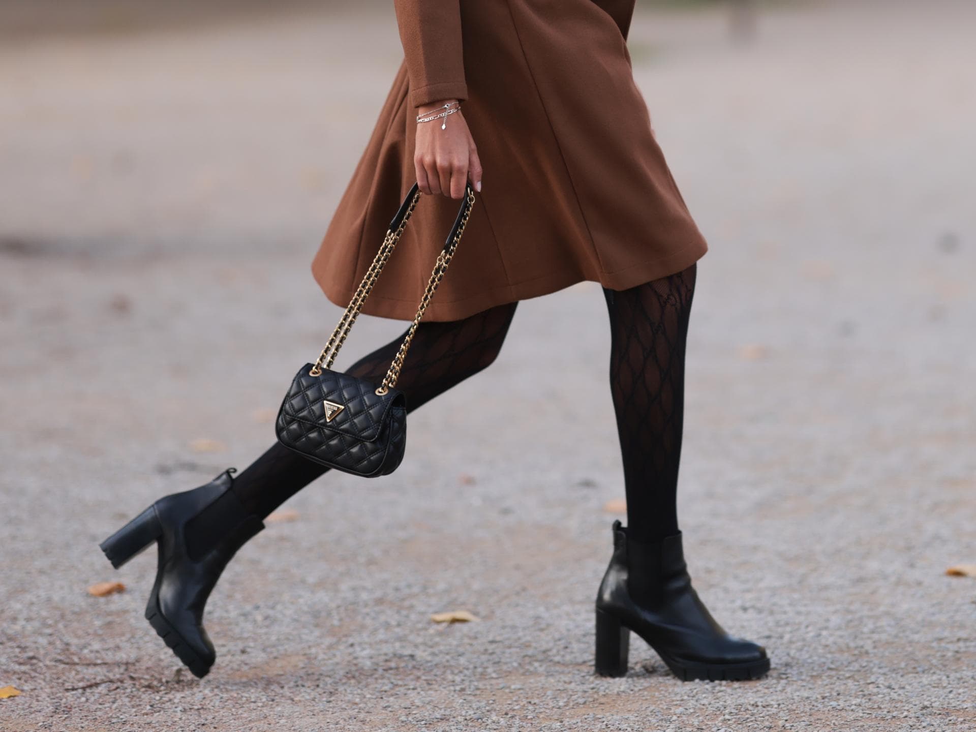 Von teuer bis günstig: Die 3 schönsten Winterstiefel für jedes Budget Frau mit Stiefeln