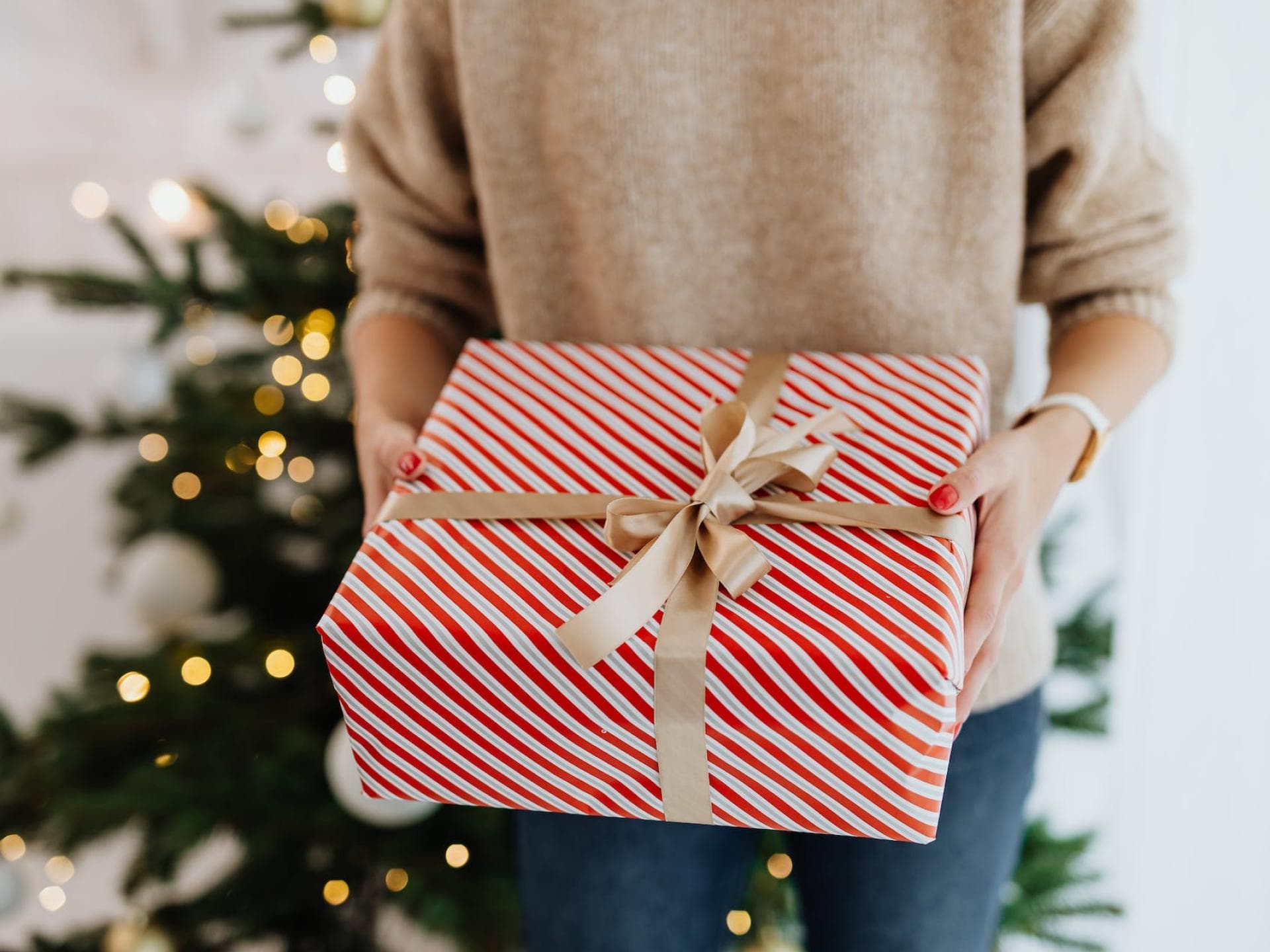 Weihnachtsgeschenke für die beste Freundin Person mit Geschenk in der Hand