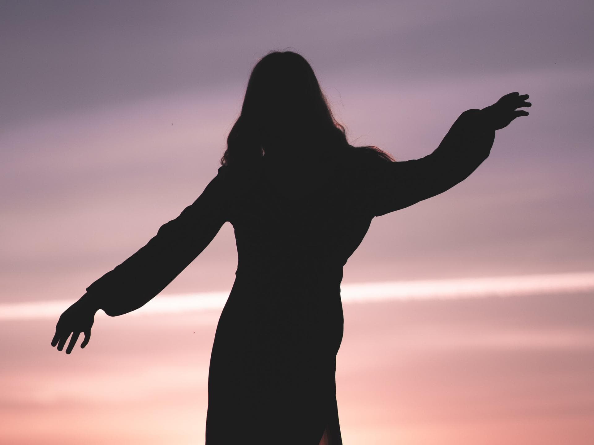 Wochenhoroskop für alle zwölf Sternzeichen Silhouette einer Frau im Kleid während eines Sonnenuntergangs