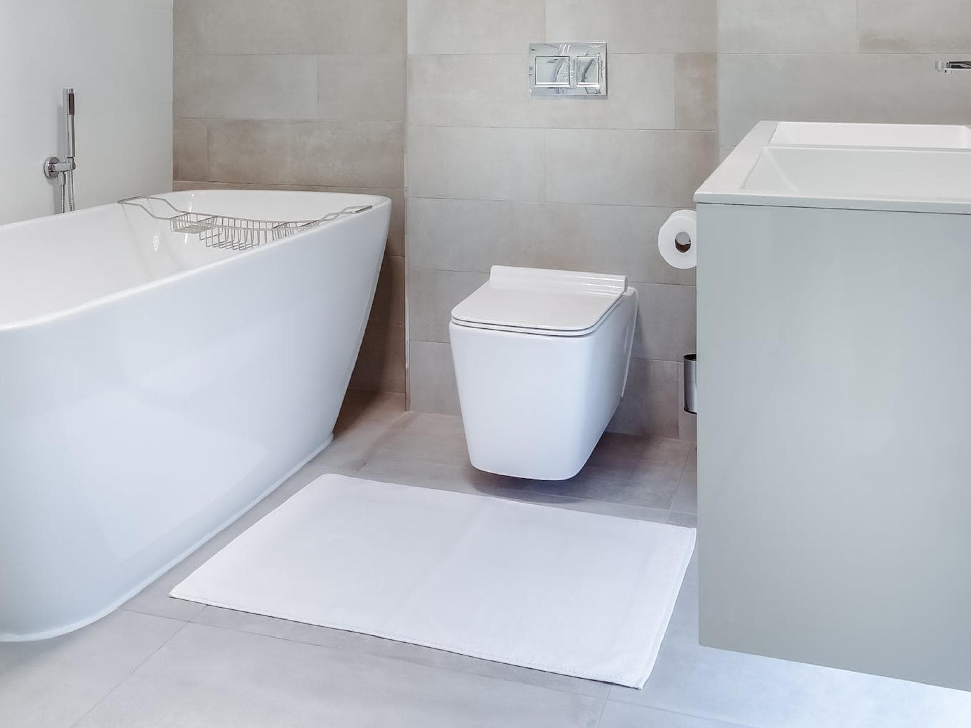Minimalistisches Badezimmer in Weiß und Beige