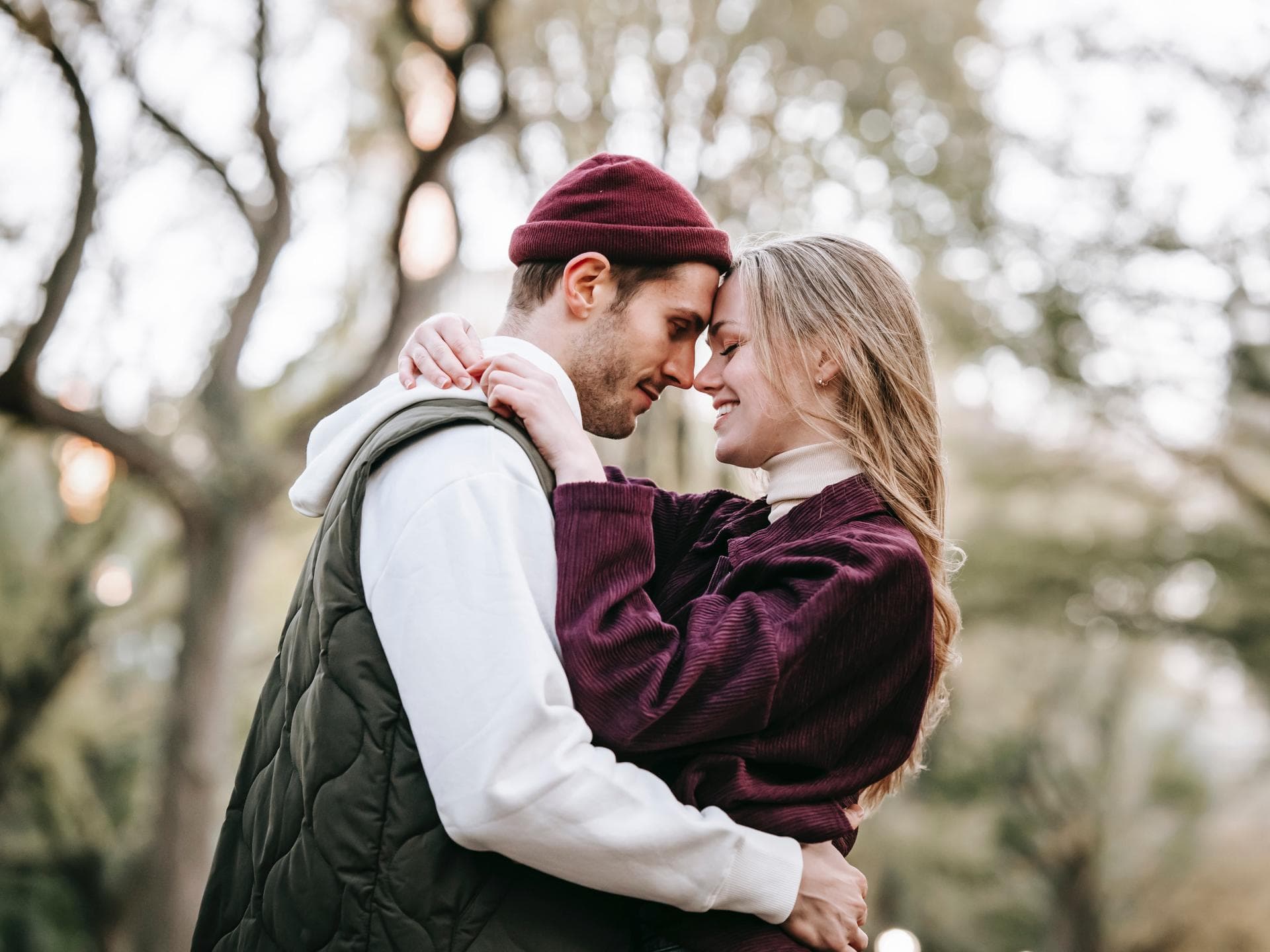 Dating-Trends 2023 Glückliches Paar umarmt sich im Wald