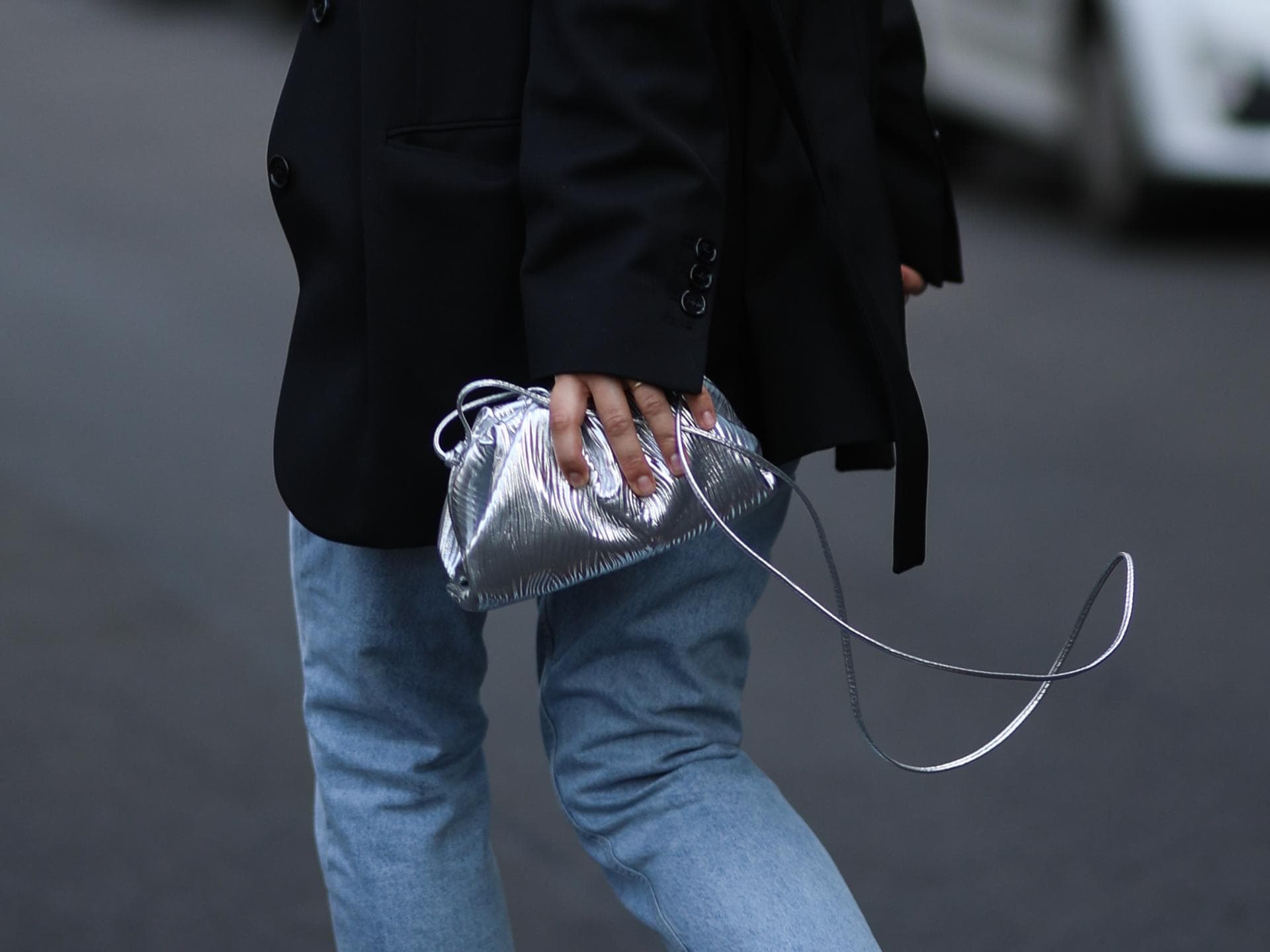 Taschen-Trends: Diese silberne Tasche vollendet dein SIlvester-Outfit Frau trägt silberne Tasche