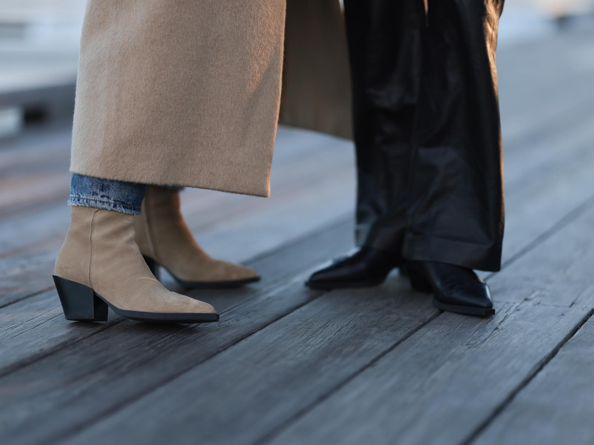 Frau trägt Wildlederstiefel