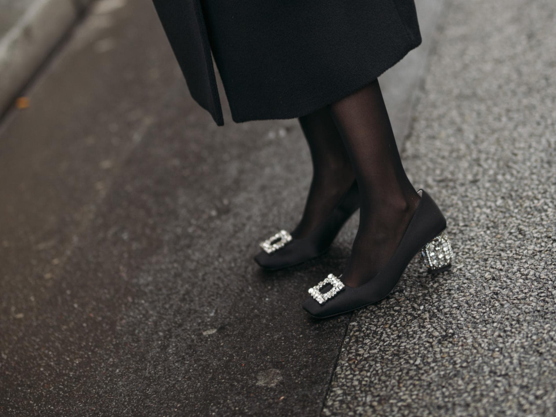 Diese bequemen Heels von Zara sind die einzigen die wir diese Party-Saison brauchen Frau in glamourösen Pumps