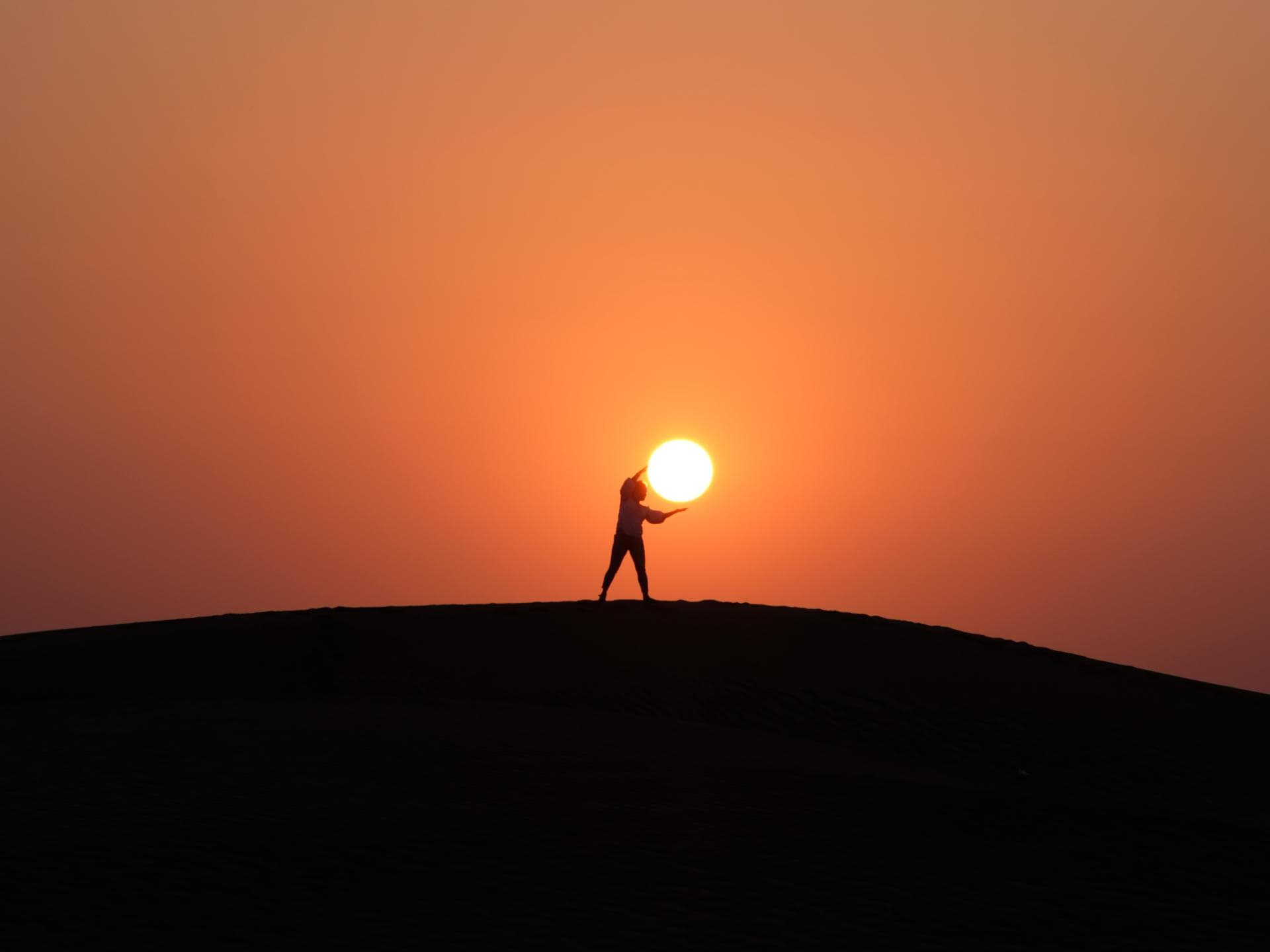 Person umarmt Sonne