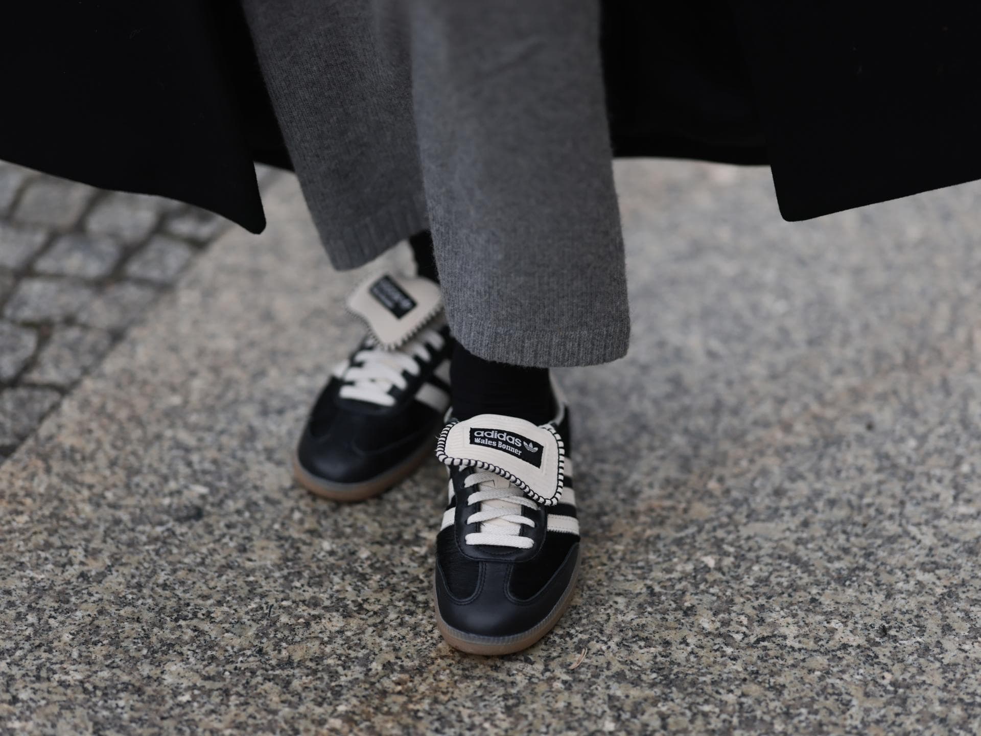 Statt Samba: Dieses Modell von Adidas ist noch beliebter (SA) Frau trägt Adidas Wales Bonner