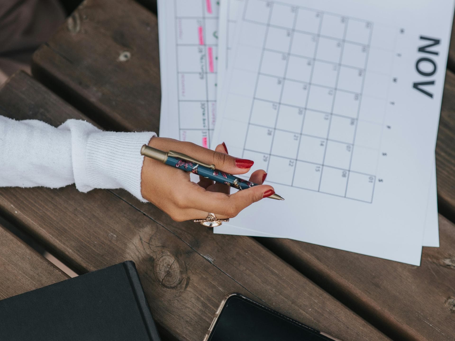 DIY-Kalender Frau schreibt etwas in den Kalender