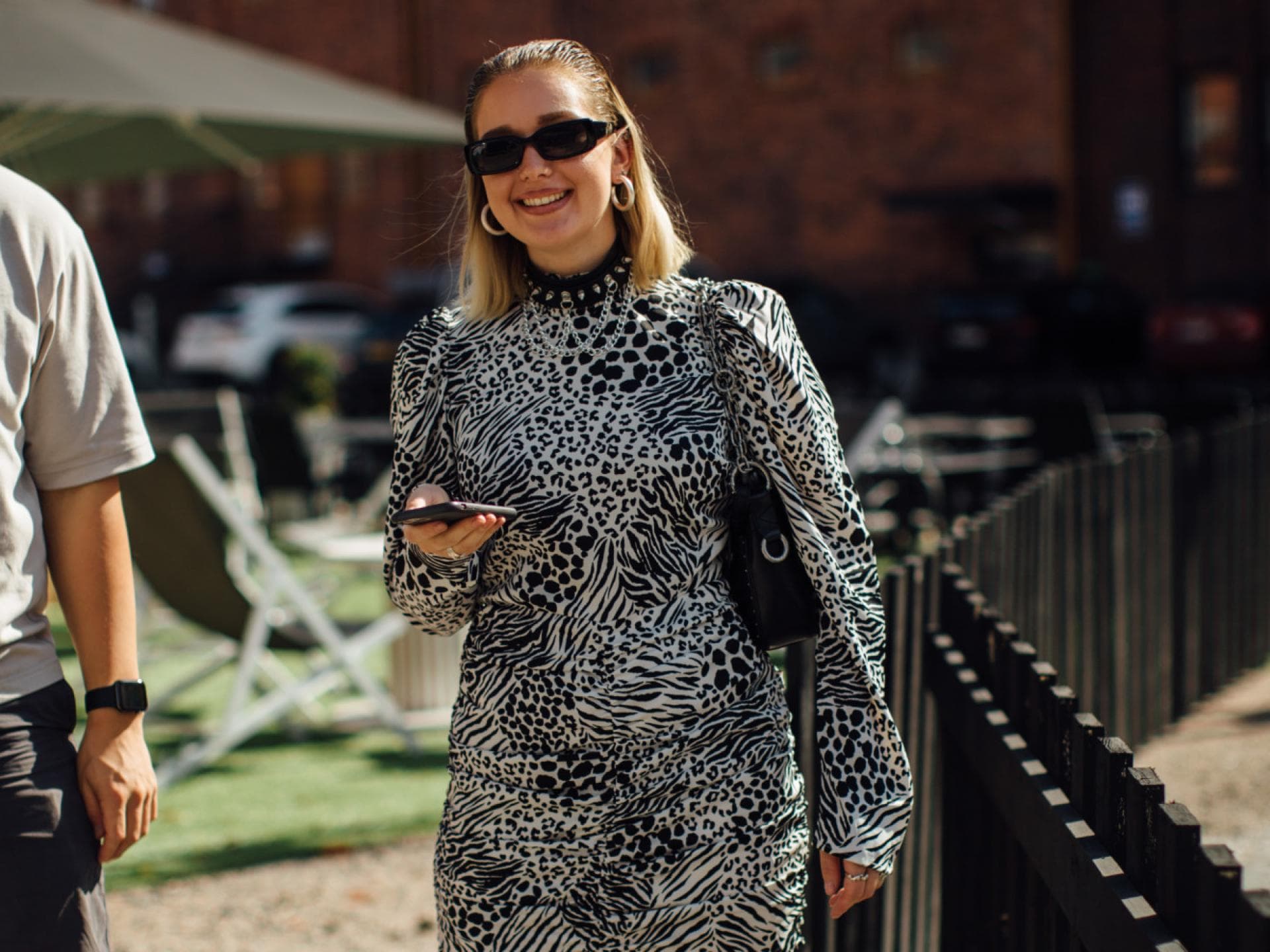 Frau im Leo-Kleid