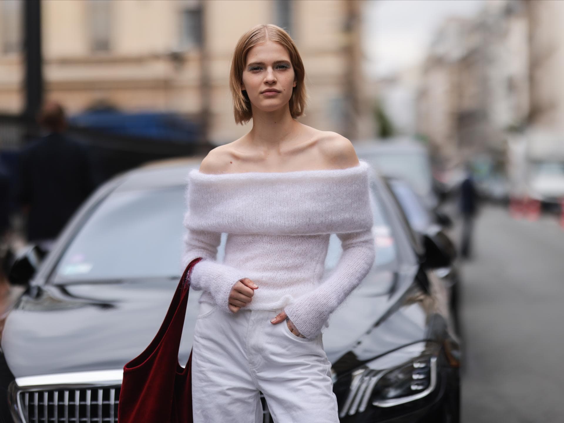 Pullover liegen im Trend, wenn sie so aussehen Frau im schulterfreien Pullover