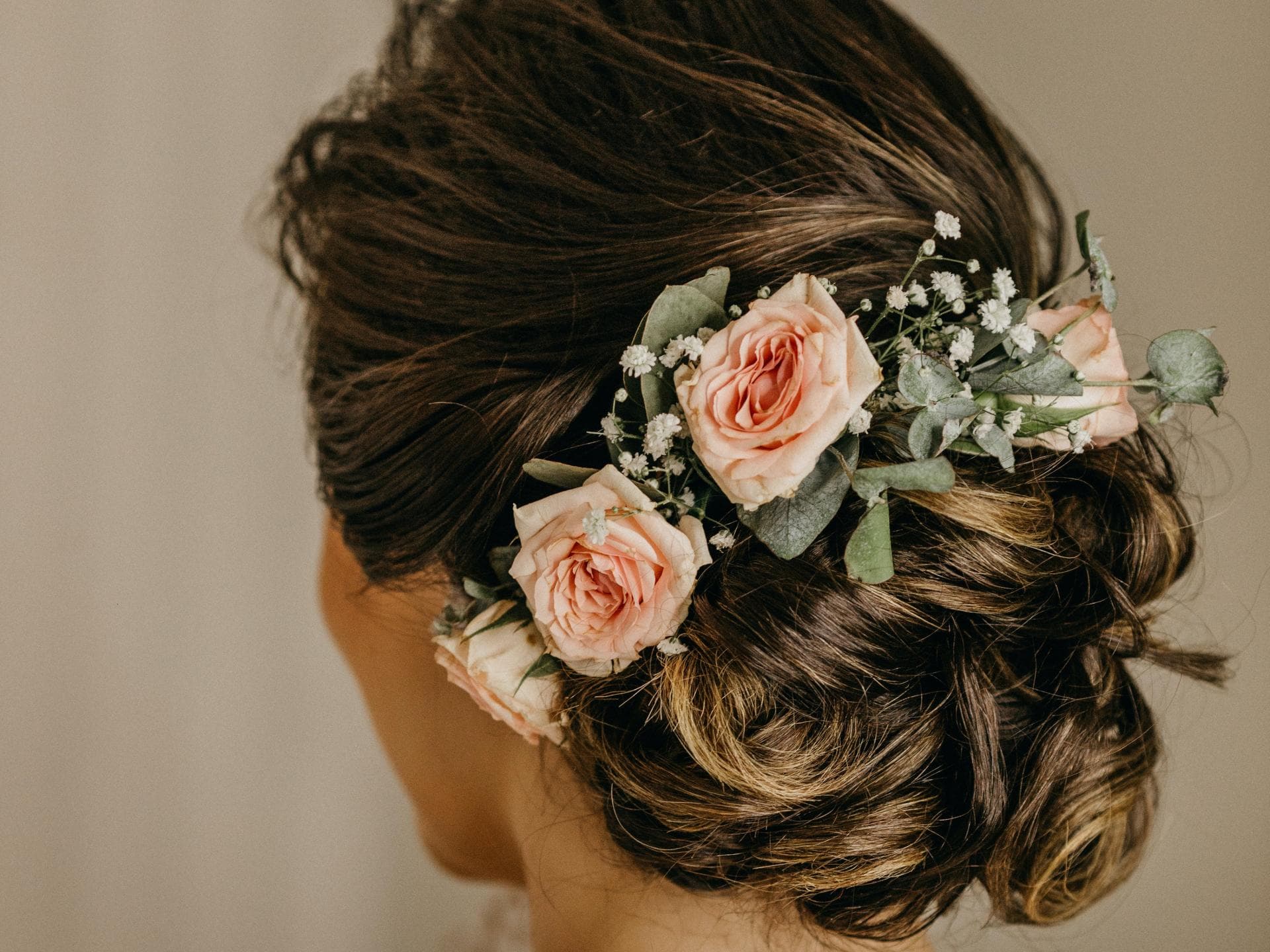 Brautfrisur mit Blumen