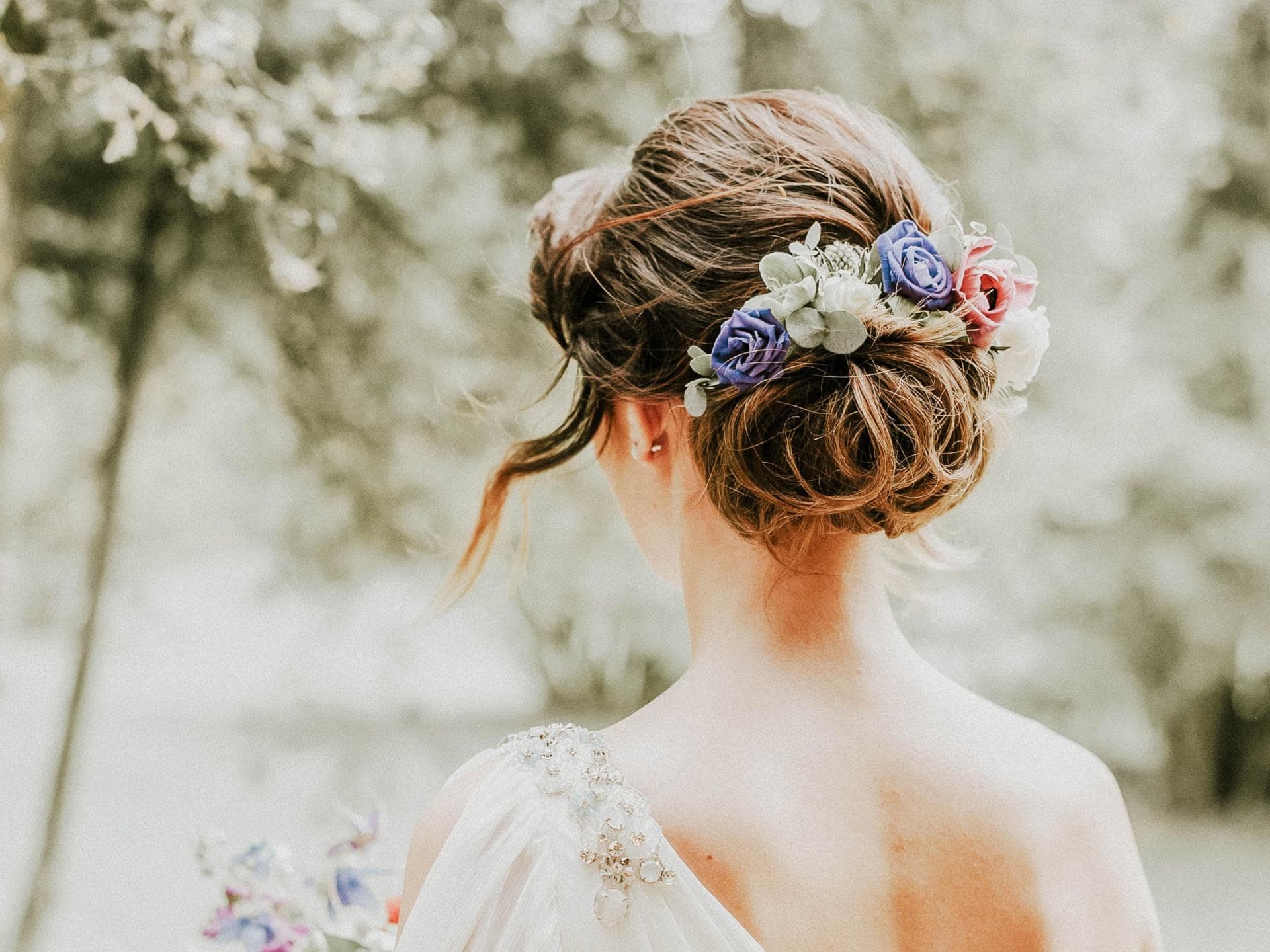 Brautfrisur mit Blumen