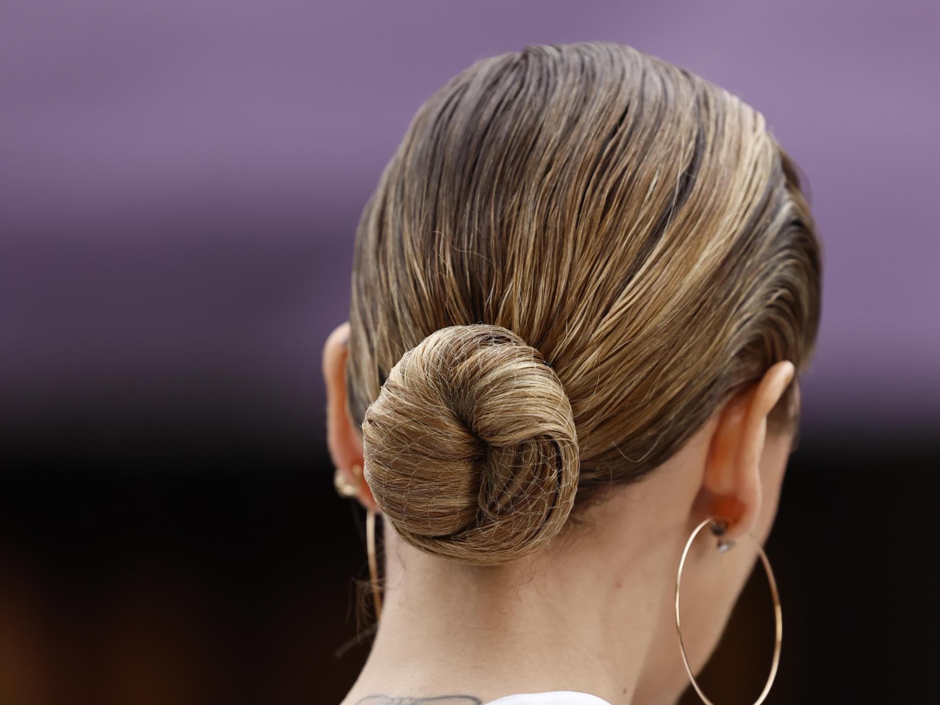 Frau trägt Low Bun