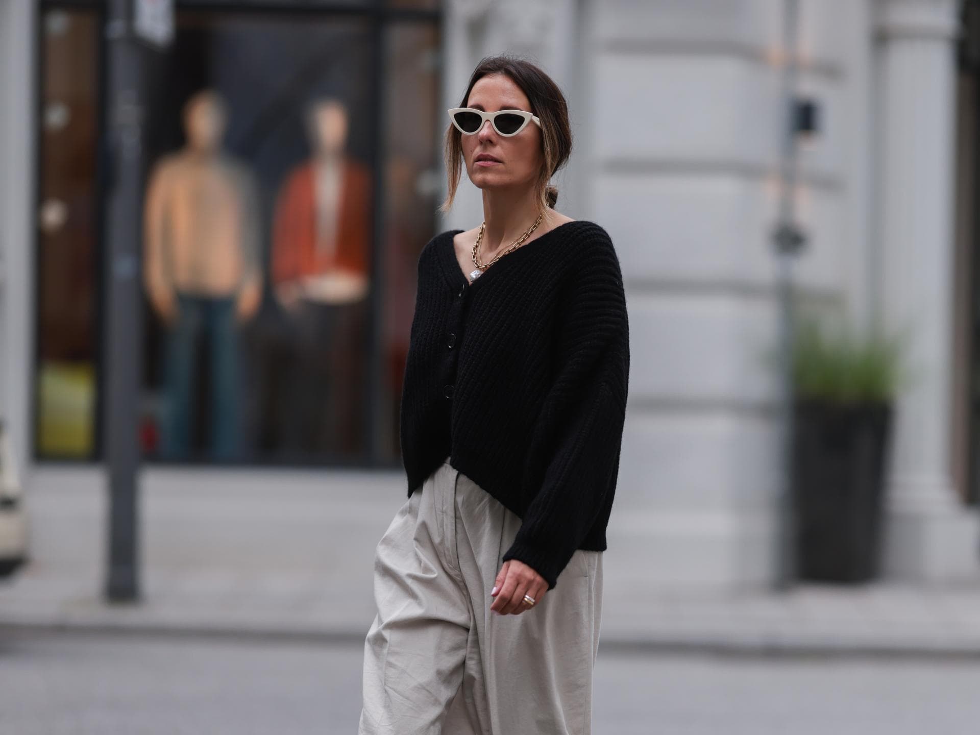 Frau trägt Cardigan
