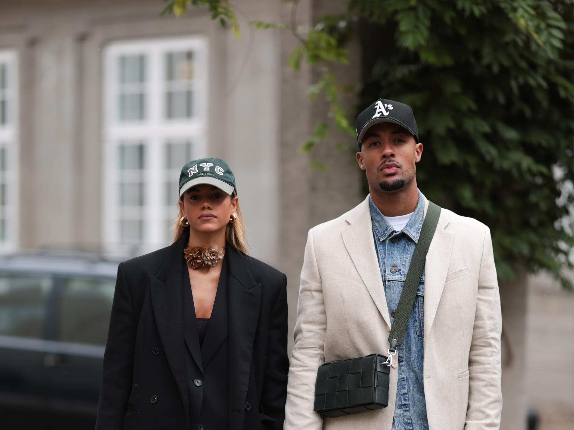 Mode-Trends 2024: Dieses coole Accessoire stehlen wir unserem Freund aus dem Kleiderschrank Fra und Mann tragen Cap