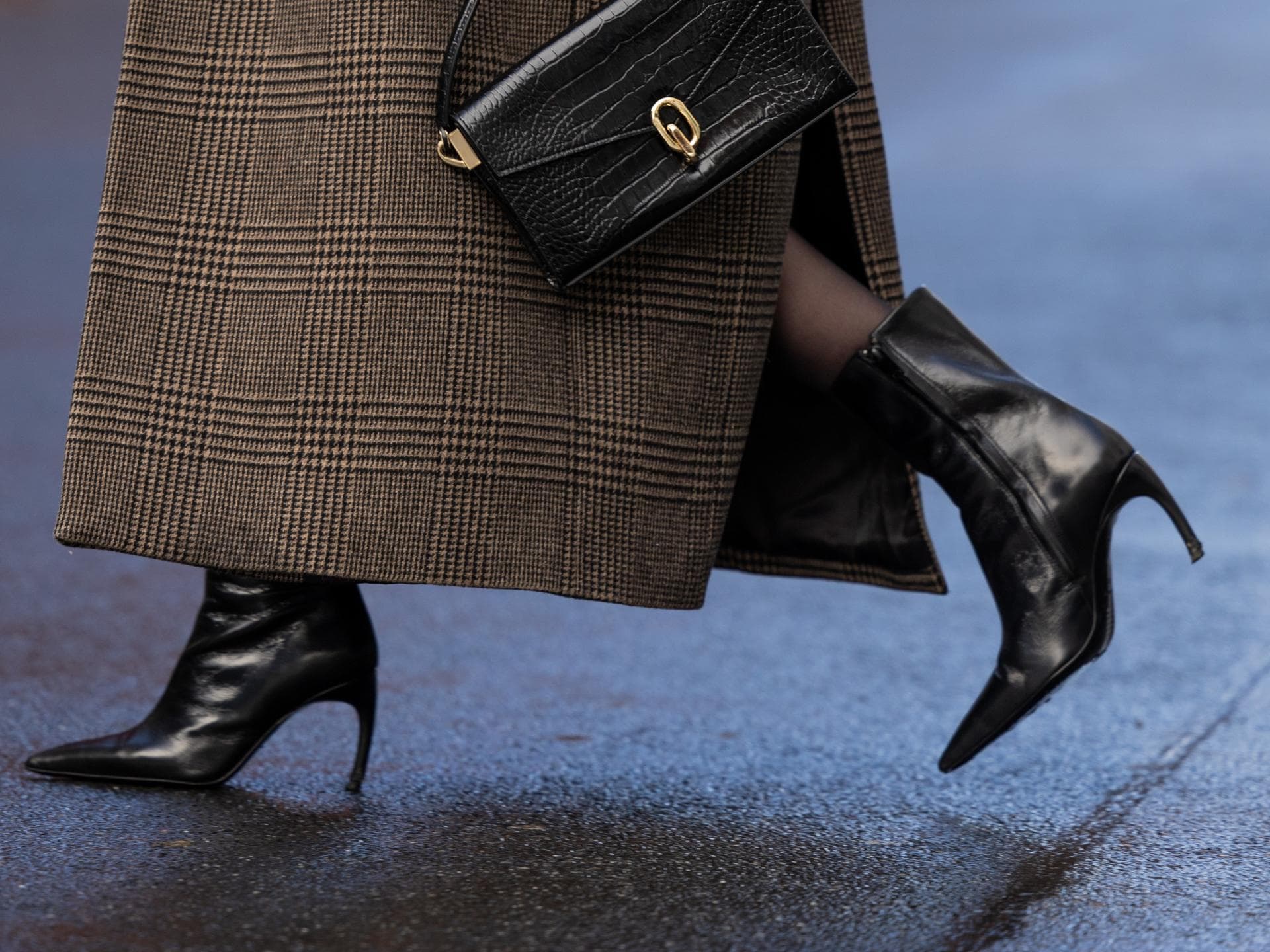 Frau trägt Stiefel mit Absatz
