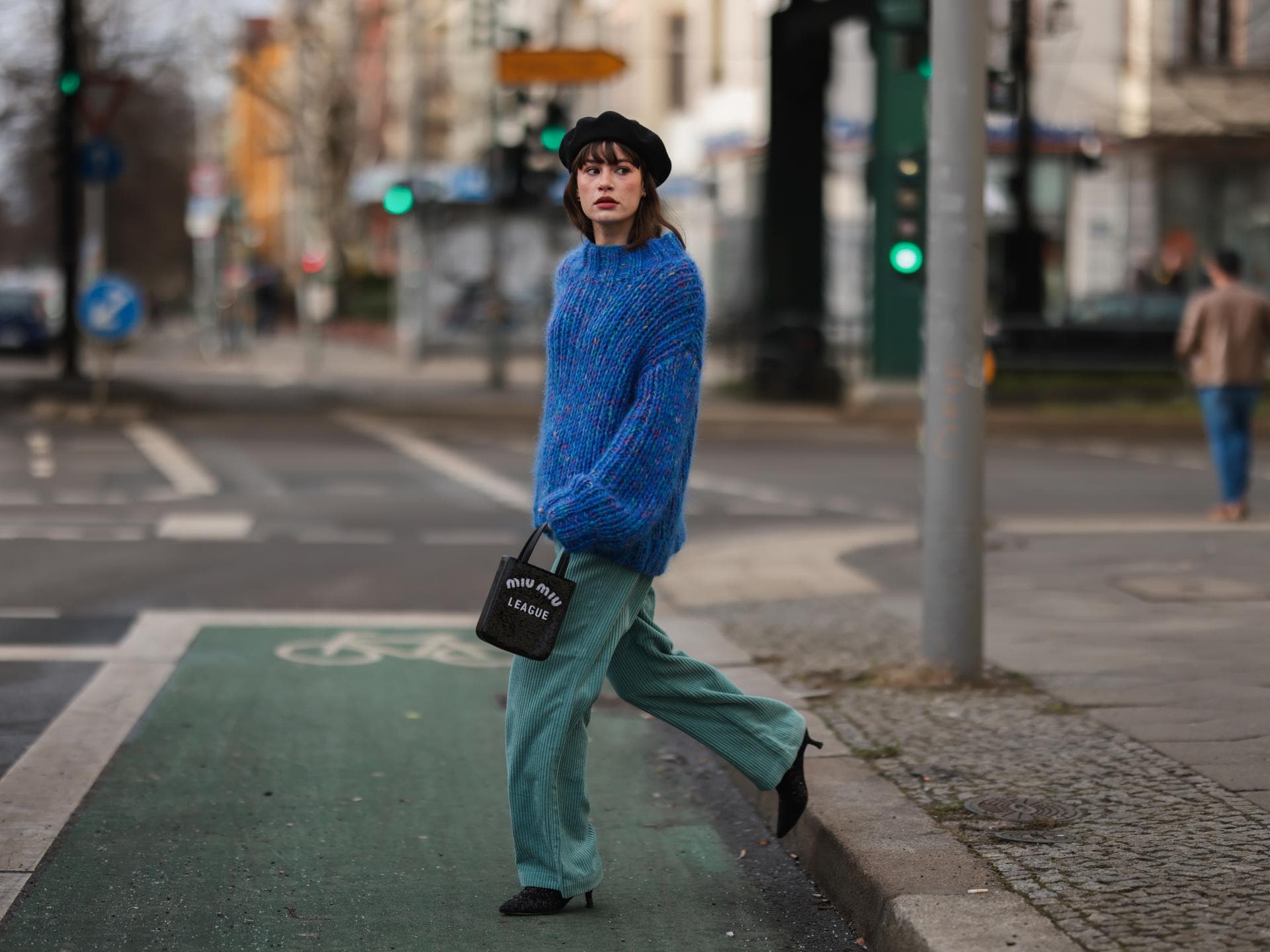 Lea Naumann in Strickpullover und Cordhose