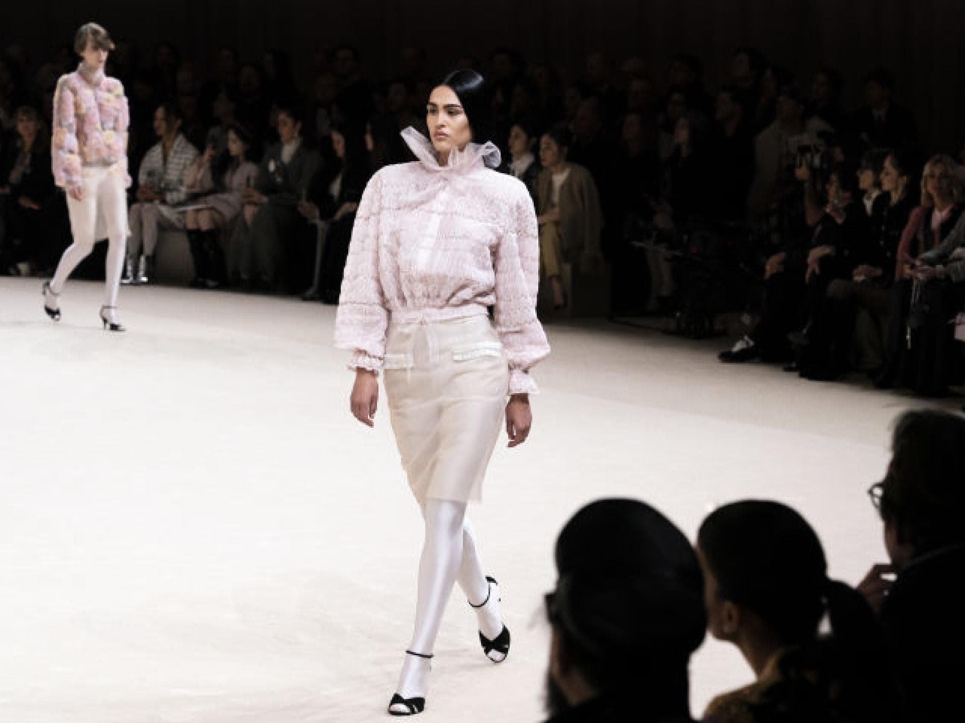 Von Chanel inspiriert: Weiße Strumpfhosen sind der überraschende Mode-Trend für 2024 Model in weißer Strumpfhose bei Chanel