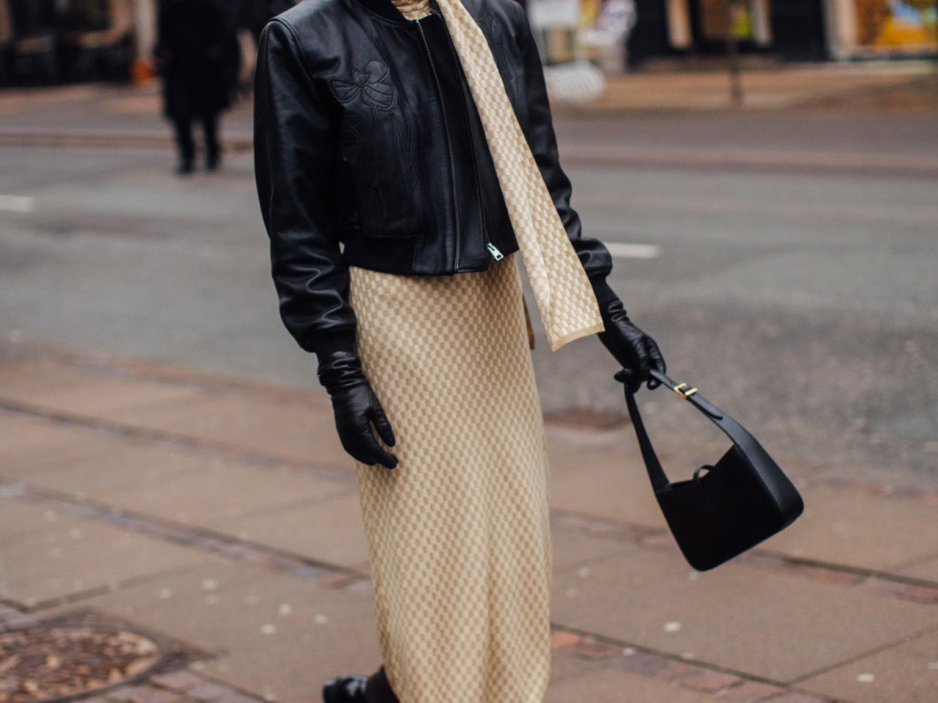 Frau mit schwarzer Henkeltasche
