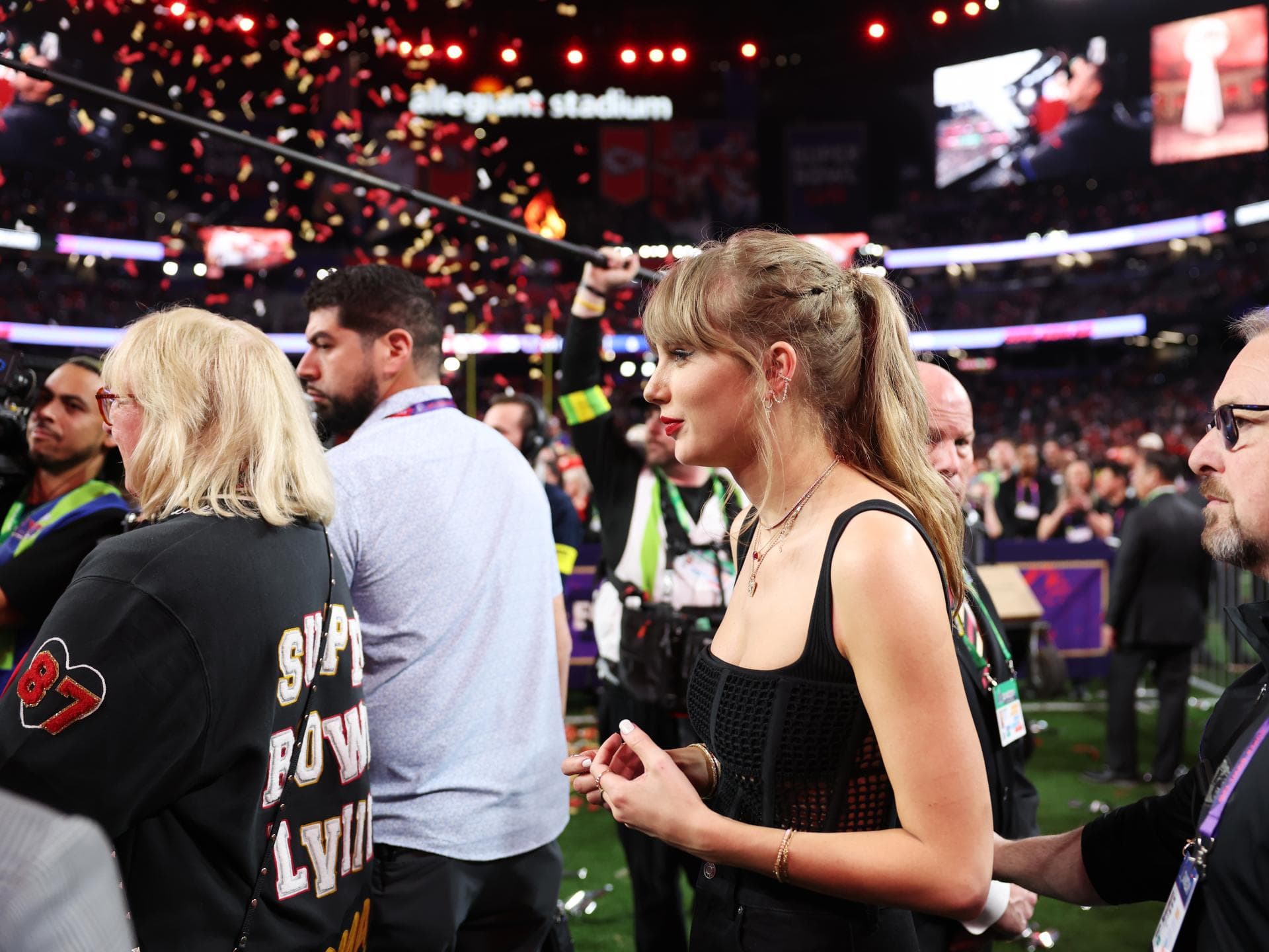Super Bowl 2024: Mit diesem Outfit setzt Taylor Swift einen neuen Mode-Trend Taylor Swift trägt Corsage