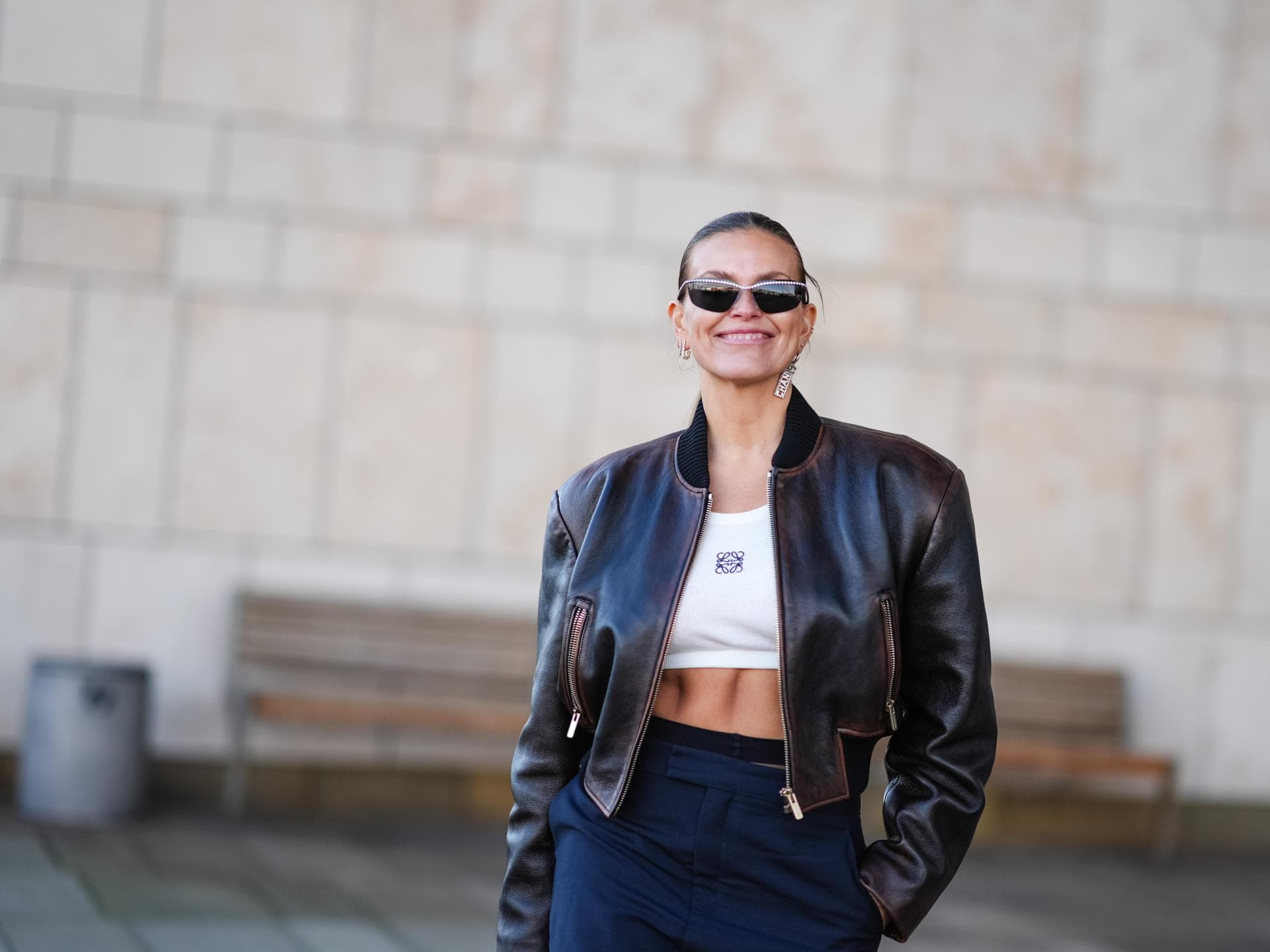 Im Frühling 2024 wirst du nur noch diese Lederjacke von C&A tragen wollen Janka Polliani in einer Lederjacke