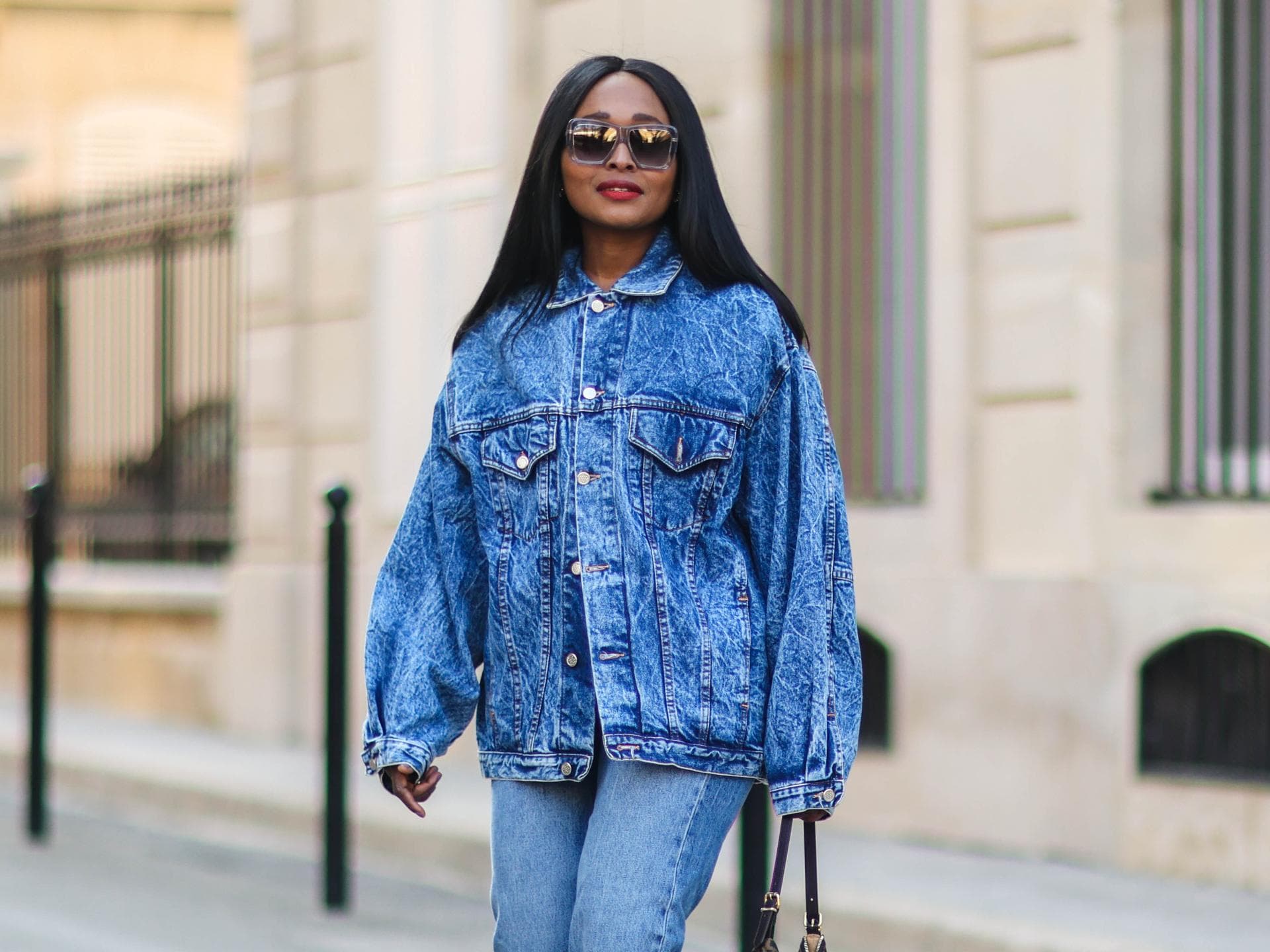 Carrole Sagba trägt Oversized-Jeansjacke
