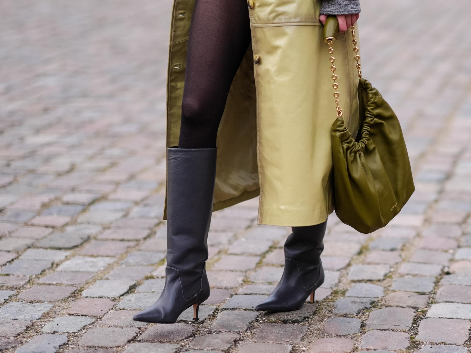 Kniehohe Stiefel kombinieren Kniehohe Stiefel kombinieren Frau trägt Stiefel in Grau mit Kitten Heel und spitzer Zehenpartie Ledermantel und Strumpfhose