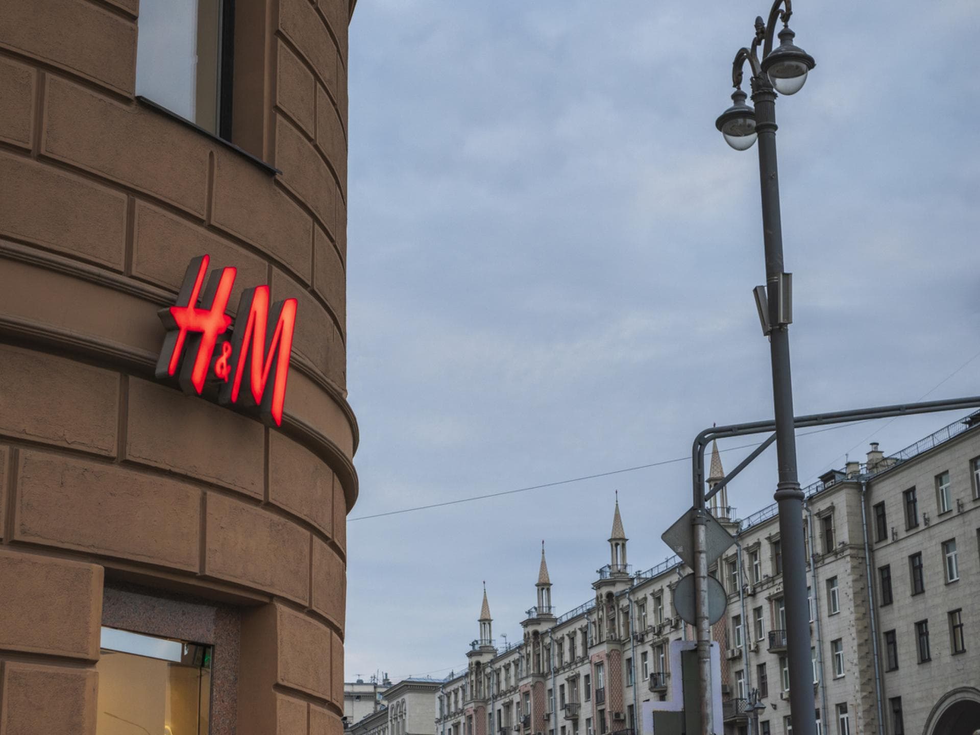 Diesen Mantel von H&M shoppt unsere Mode-Redakteurin H&M-Schild