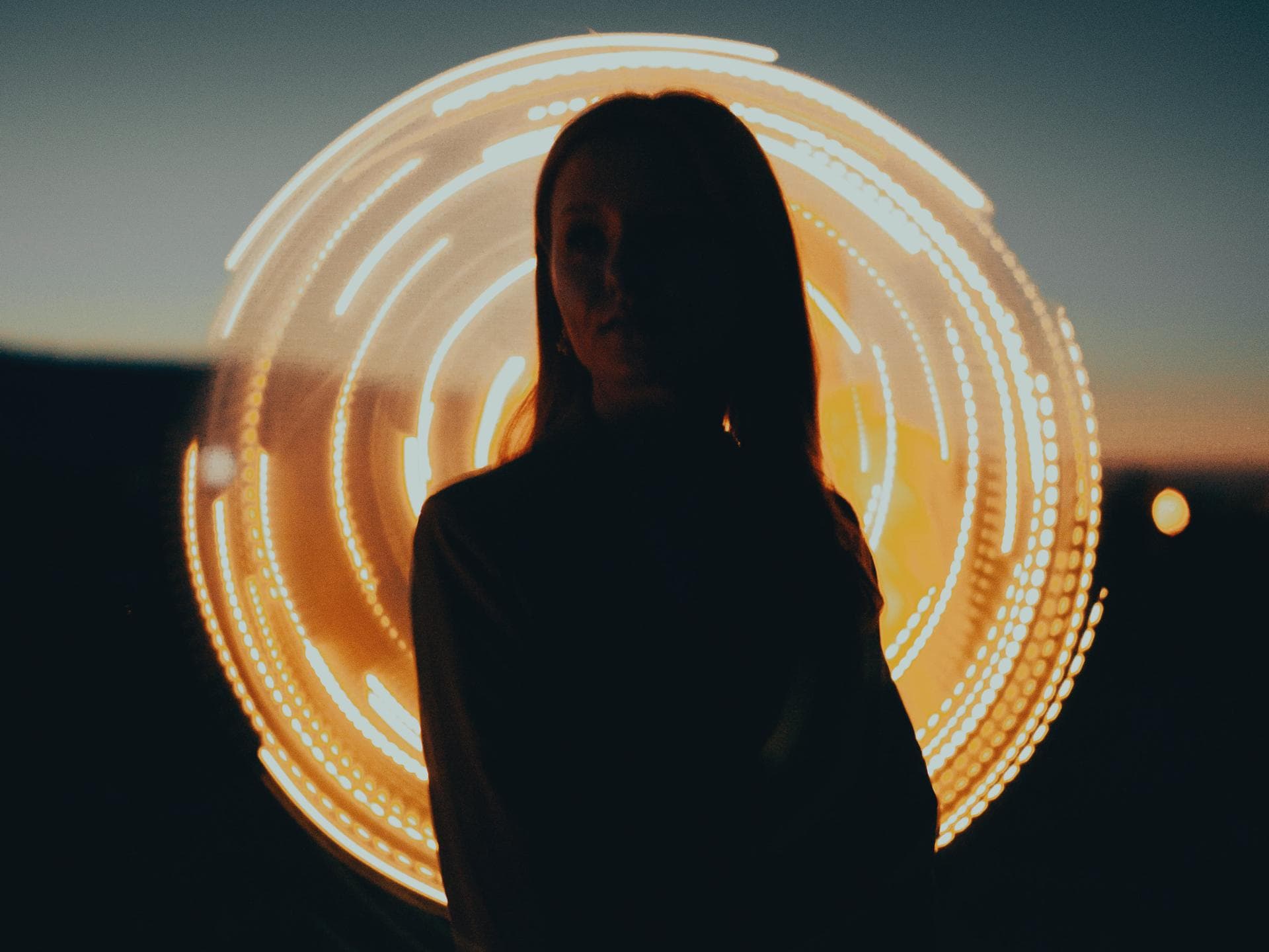 Frau in der Dämmerung