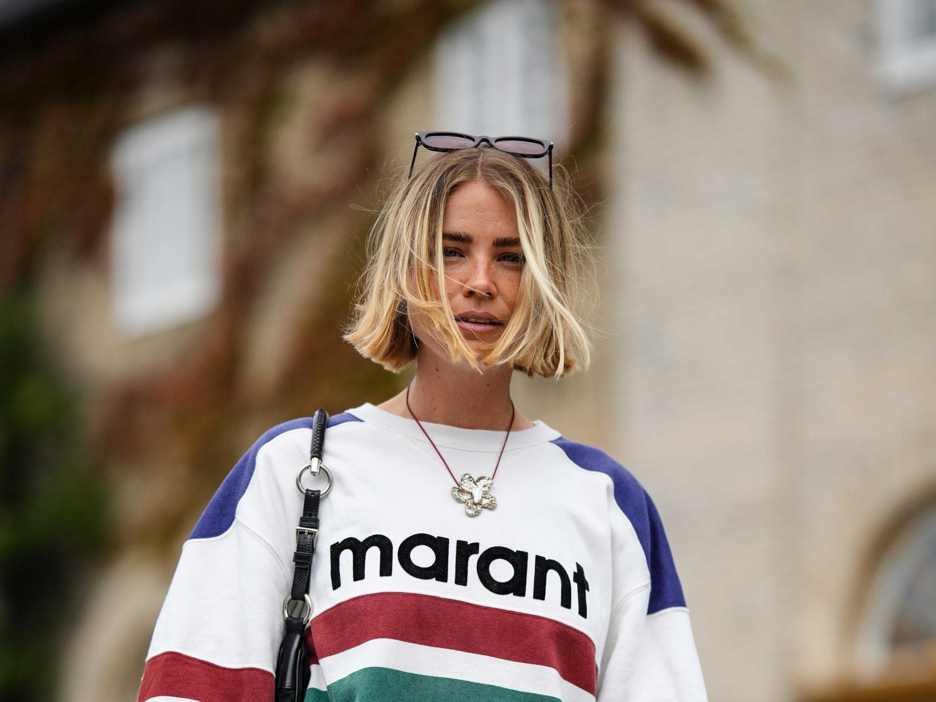 Frau hat blonden Blunt Bob