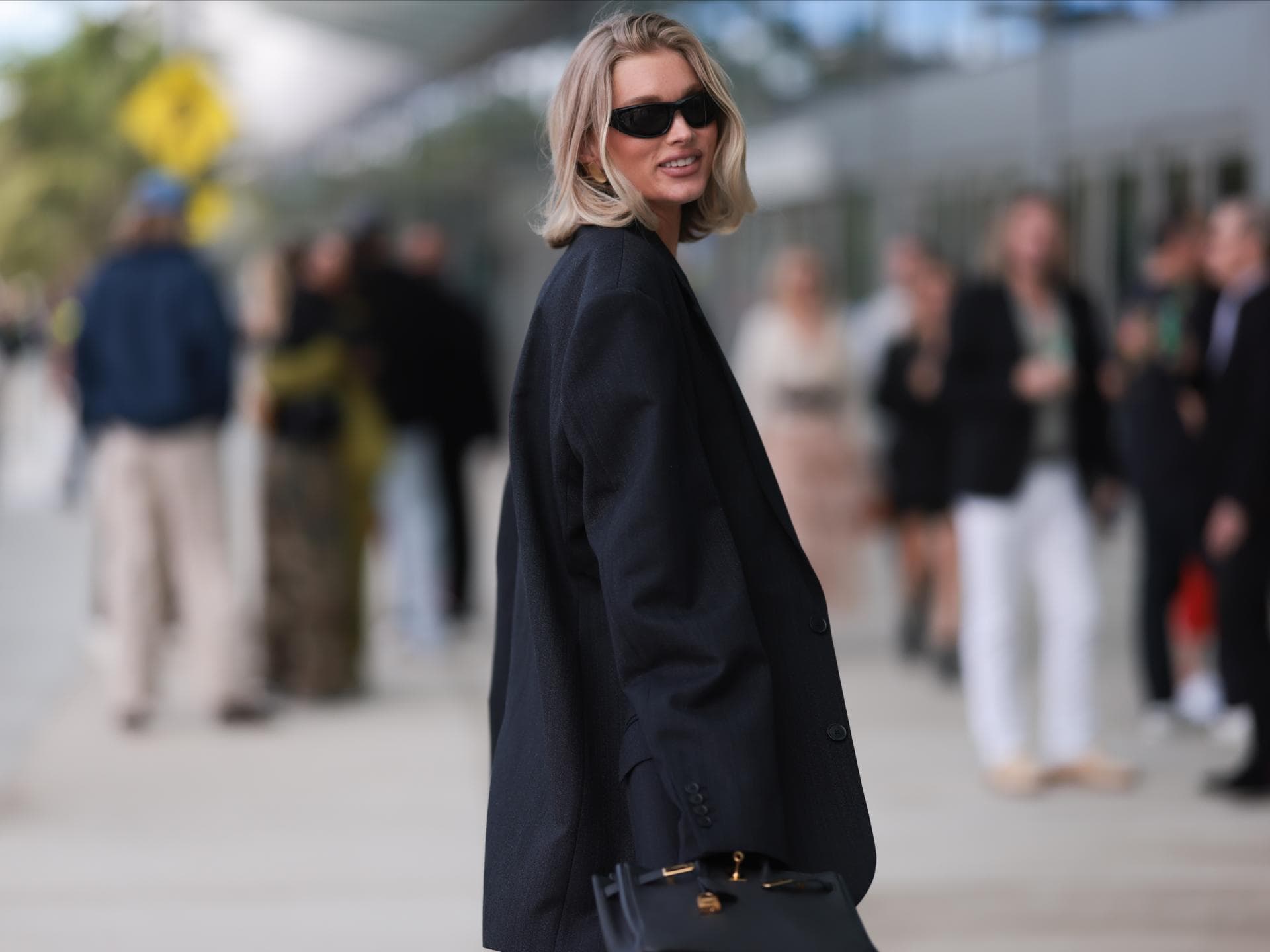 Mode-Trends 2024: Die angesagtesten Muster, die jetzt jeder trägt Elsa Hosk in einem schwarzen Blazer