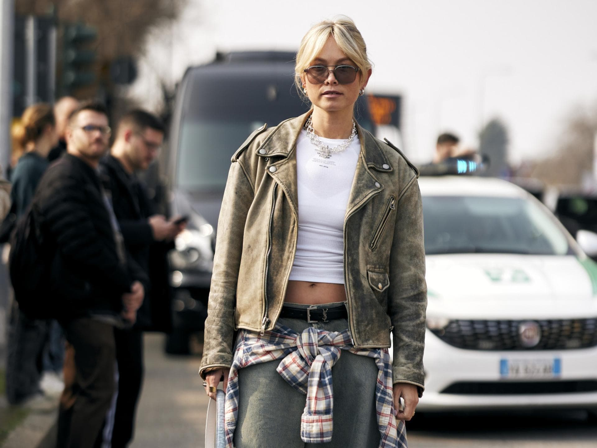 Frau im Frühlings-Look mit Lederjacke