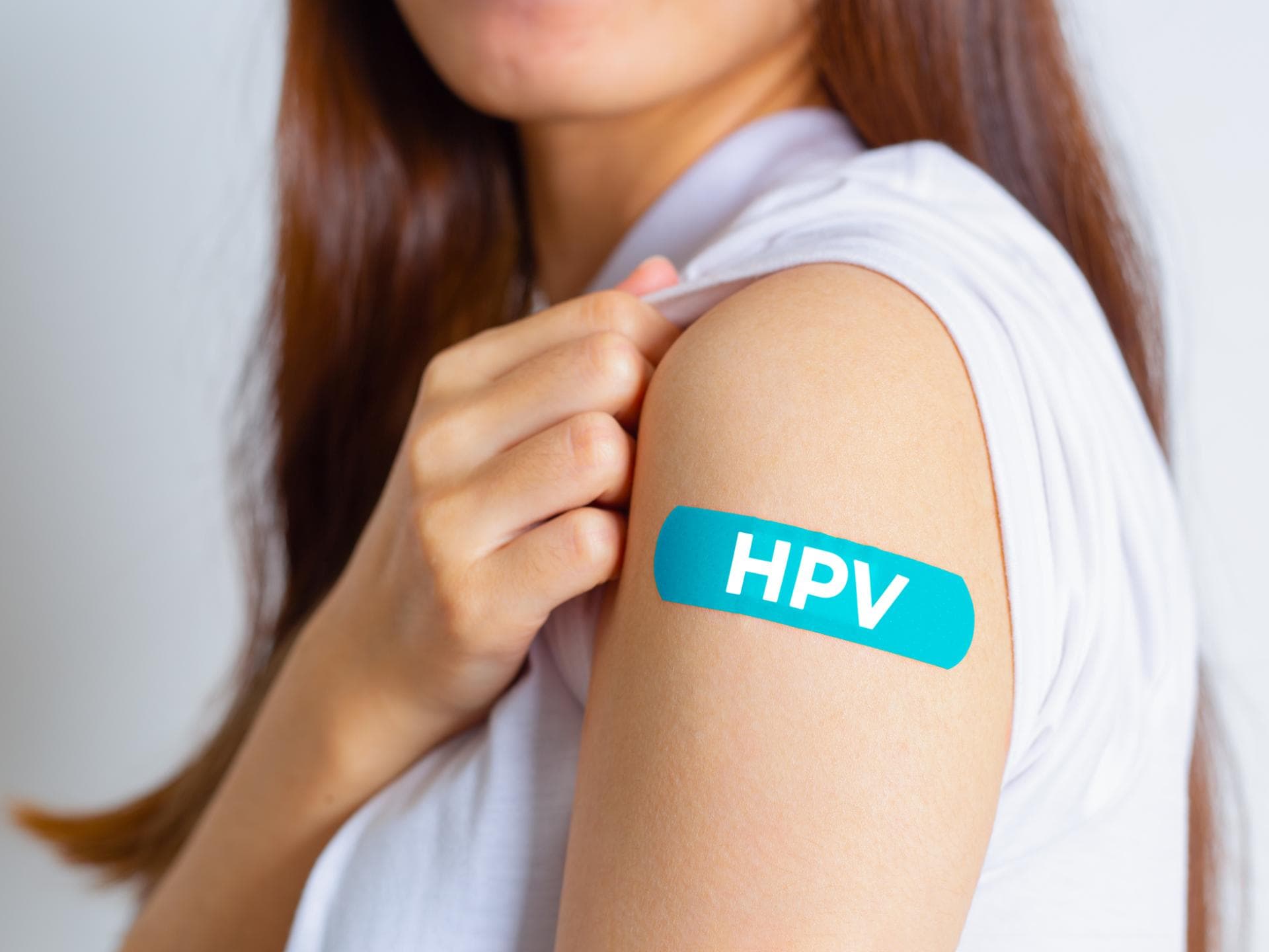 Humane Papillomviren Frau mit HPV Pflaster auf Arm