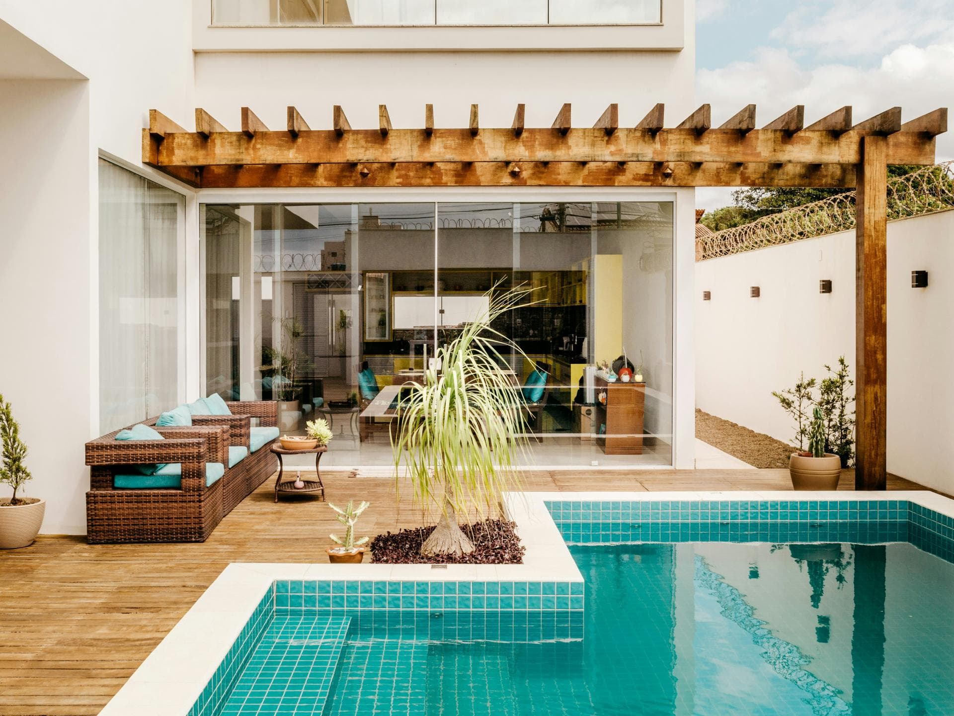 Tipps, worauf du beim Poolkauf achten solltest Pool im Garten