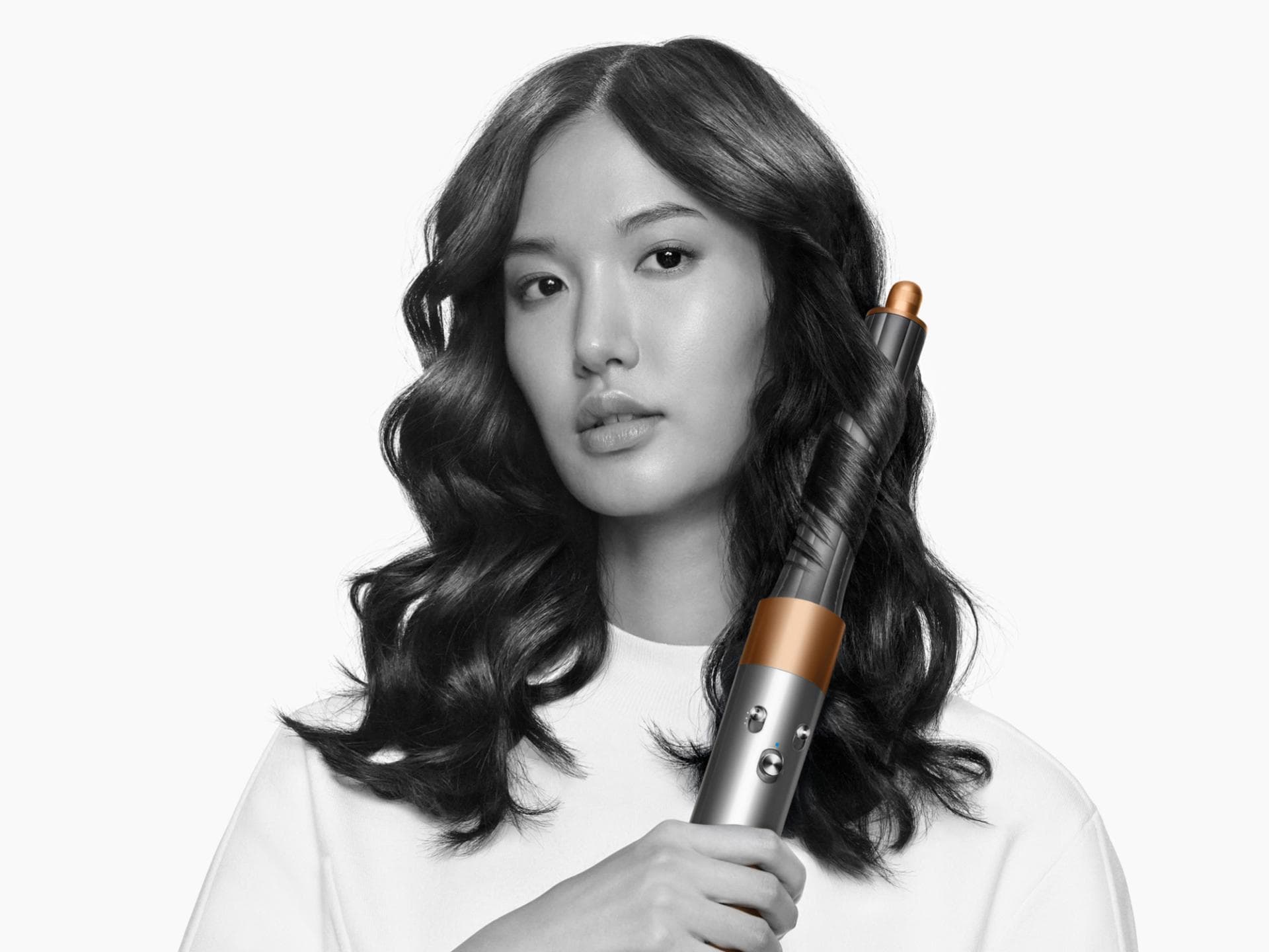 Frau stylt sich mit Dyson Airwrap die Haare