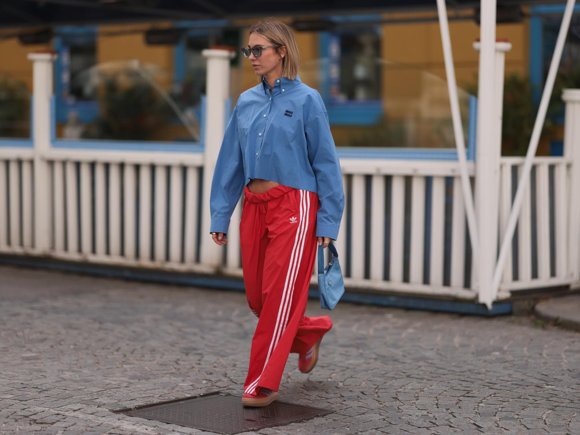 Frau in roter Trainingshose