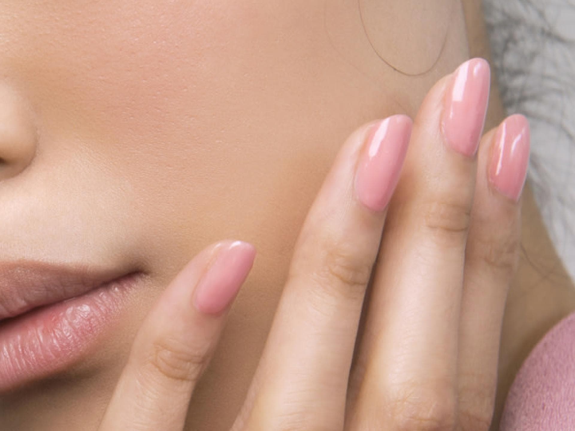 Bubblegum Nails Frau mit pinken Nägeln