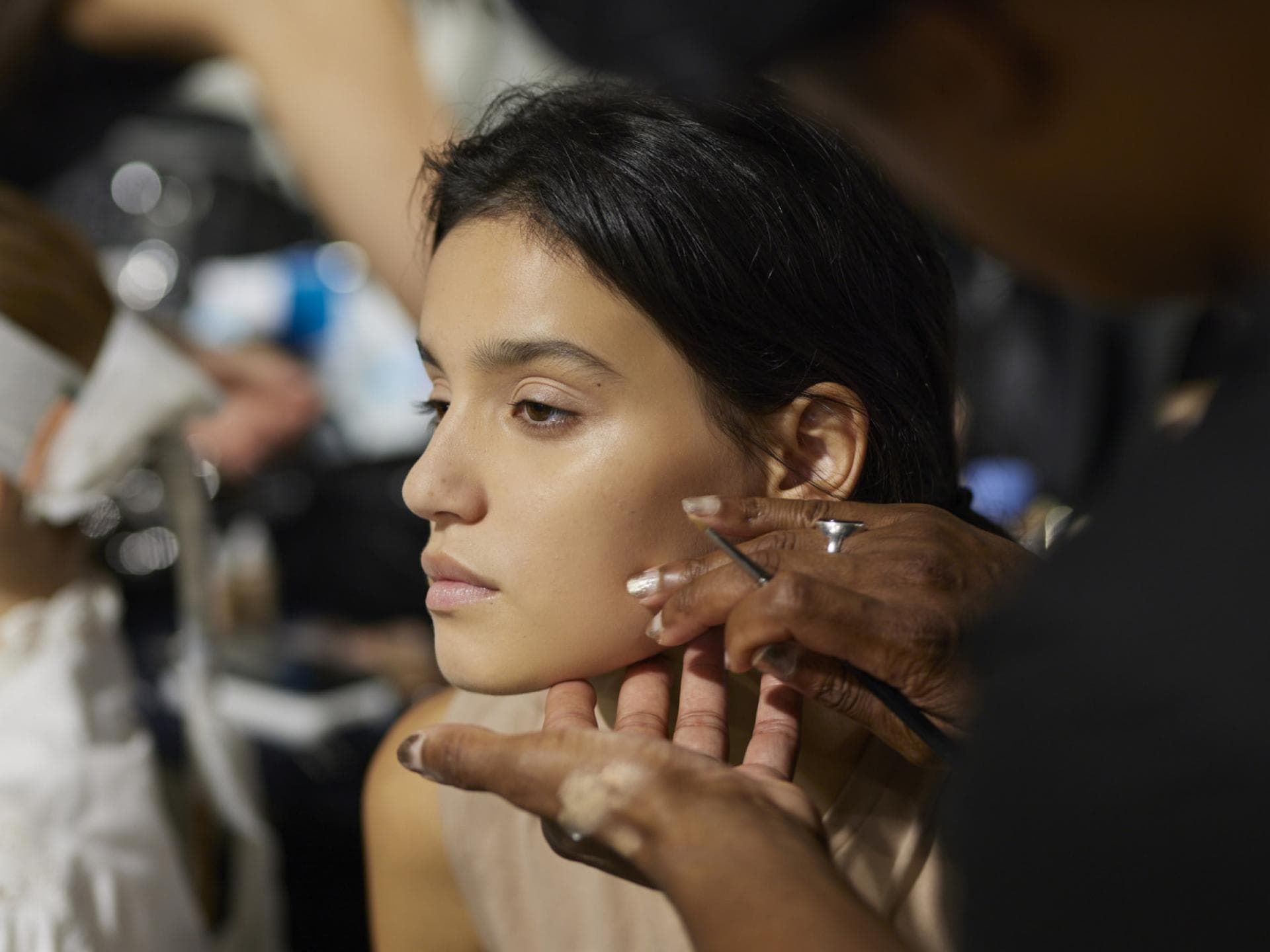 Beige Blush wird aufgetragen