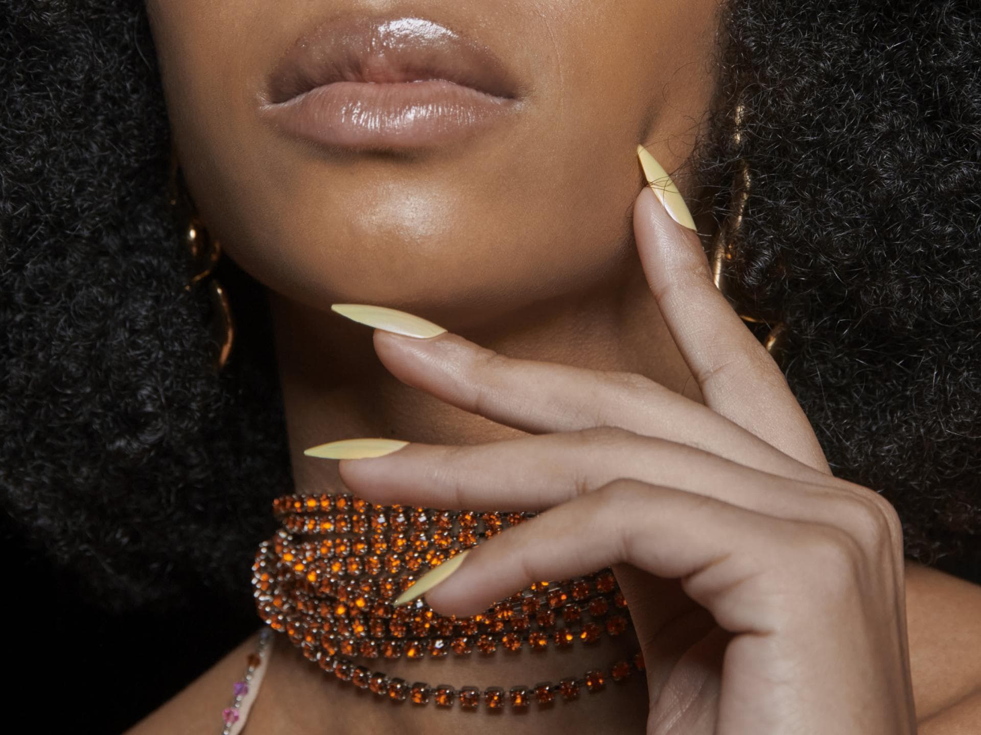 Alle It-Girls tragen diesen Sommer "Butter Yellow Nails" 