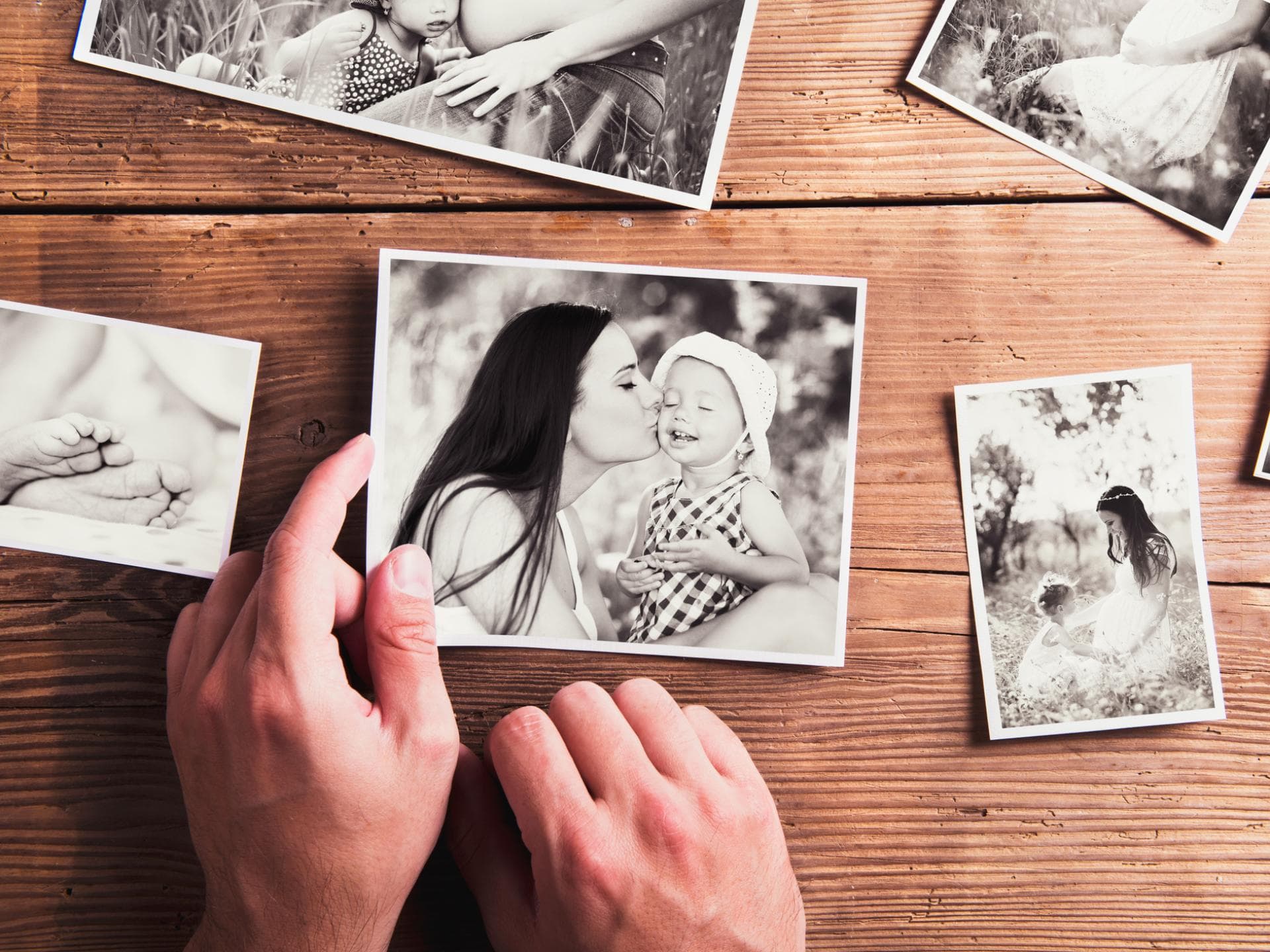 Muttertag ohne Mutter: Wie ich den Tag überstehe Foto von Mutter, die ihr Kind küsst