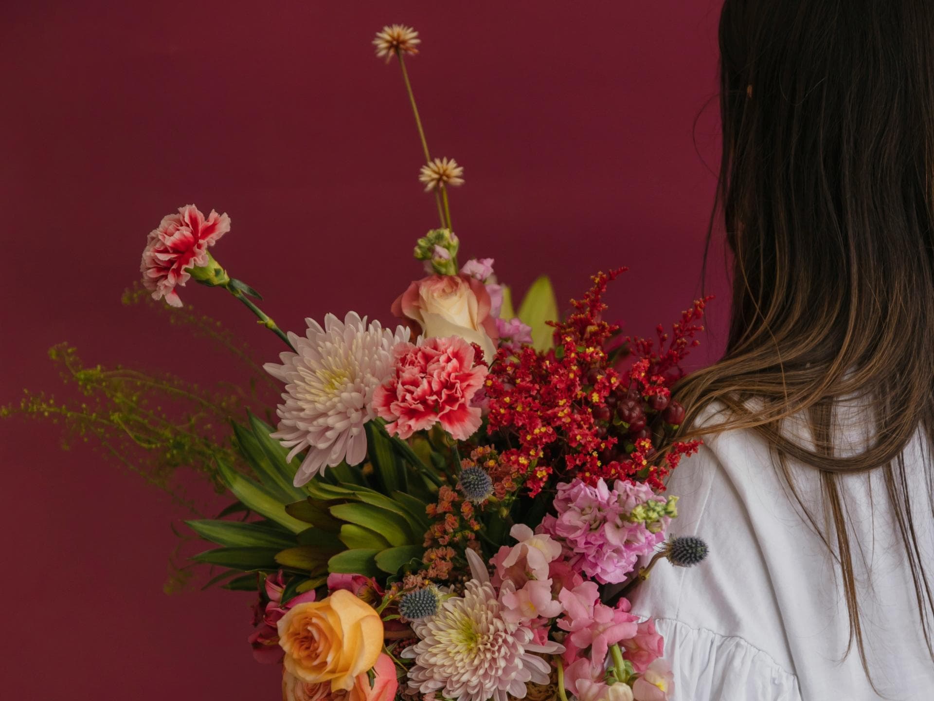 Frau mit Blumenstrauß Frau mit Blumenstrauß