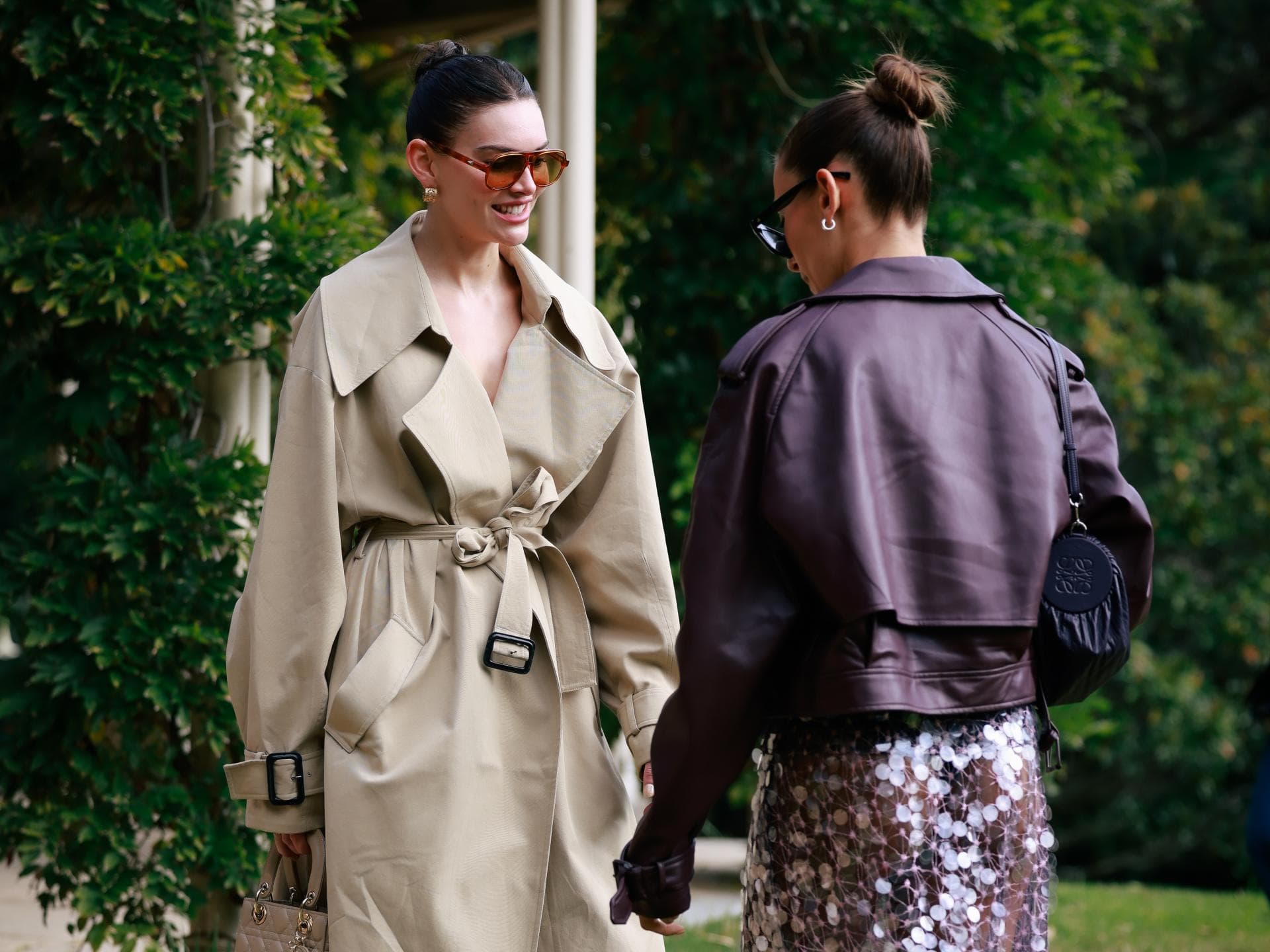 Sonnenbrillen-Trends: Dieses Modell trägt aktuell die ganze Moderedaktion Zwei Frauen auf der Australian Fashion Week